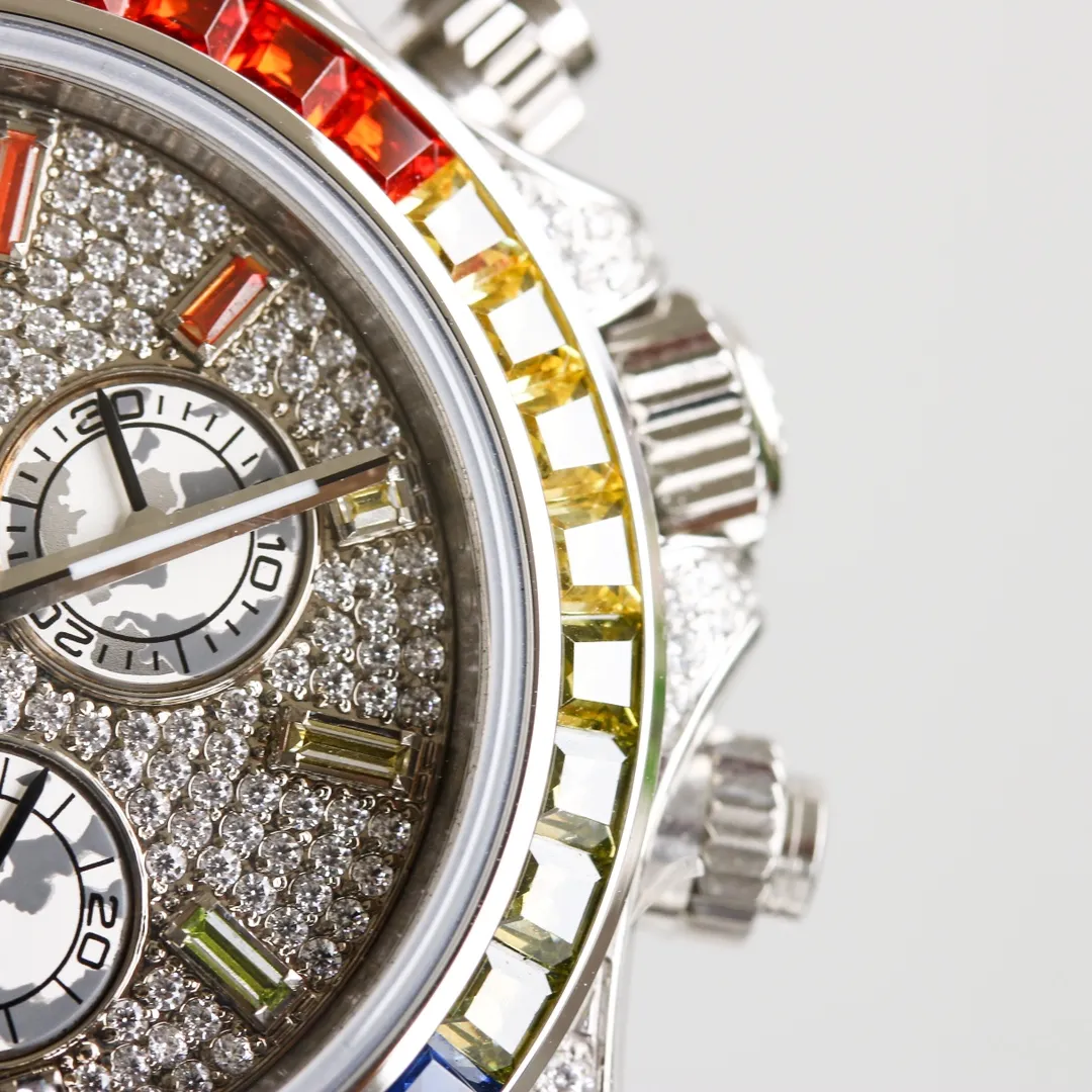 💎【SGP Factory】Latest masterpiece Cosmograph Rolex Daytona: The outer ring is inlaid with rainbow gradient sapphires, replacing the classic speedometer outer ring. The lugs and crown shoulder guards are inlaid with 56 round-cut diamonds. Each process is refined and rigorous to ensure that the angle color is as brilliant as the original version. Eye-catching [1] The dial is inlaid with 11 🌈 sapphire hour markers, corresponding to the color of the gemstones on the outer ring [2] The sapphire case has the same height, and the shell body is slim [3] It adopts imported natural rubber strap, which has a soft and delicate texture and is very comfortable to wear. The buckle details are flawlessly processed [4] equipped with 7750 mechanical chronograph movement