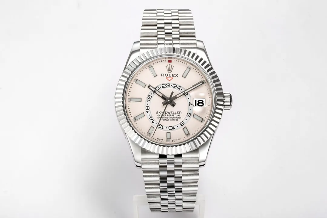 🌐【Factory2022's original work】Upgraded version of Rolex Sky-Dweller Skywalker! Wonderful details: [Case] ​​size is 42 mm, stable, reliable, graceful and generous! The bezel adopts the Rolex Ring Command triangular groove pattern, and the month function can be adjusted by rotating the outer ring! Scratch-resistant sapphire crystal, anti-reflective convex magnifying calendar window [Watch strap] Oyster steel! Three rows of links, Oyster discount with 5mm easy-adjustable link extension system [Dial] Radiant sun texture, scale 12 small window red dot month display [Movement] Equipped with fully automatic mechanical 9001 movement! [Function] Date display/month display/annual calendar display/dual time zone! Factory's ingenuity is worth owning!