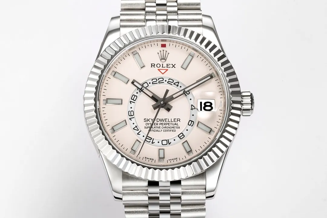 🌐【Factory2022's original work】Upgraded version of Rolex Sky-Dweller Skywalker! Wonderful details: [Case] ​​size is 42 mm, stable, reliable, graceful and generous! The bezel adopts the Rolex Ring Command triangular groove pattern, and the month function can be adjusted by rotating the outer ring! Scratch-resistant sapphire crystal, anti-reflective convex magnifying calendar window [Watch strap] Oyster steel! Three rows of links, Oyster discount with 5mm easy-adjustable link extension system [Dial] Radiant sun texture, scale 12 small window red dot month display [Movement] Equipped with fully automatic mechanical 9001 movement! [Function] Date display/month display/annual calendar display/dual time zone! Factory's ingenuity is worth owning!