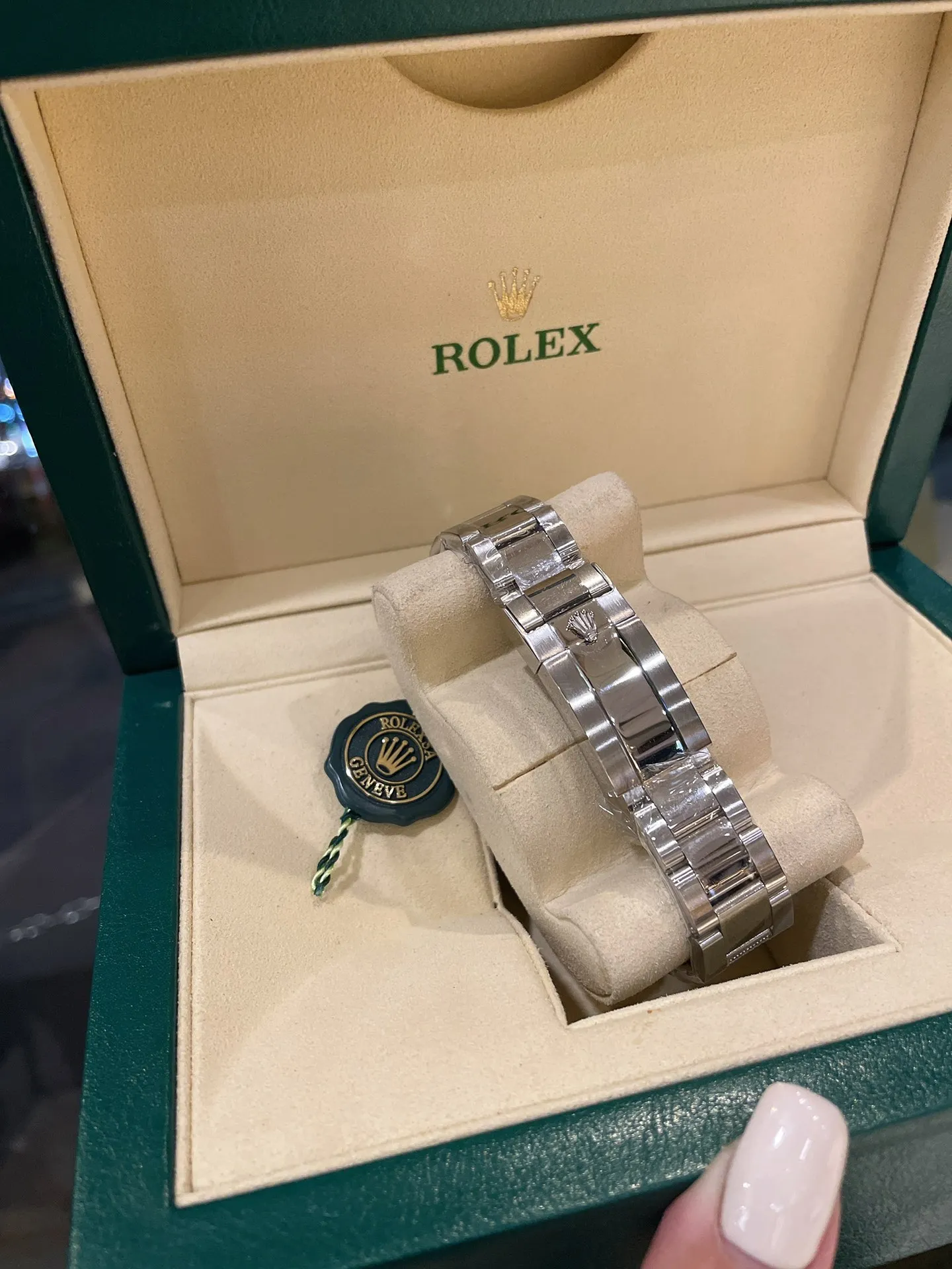 【High-end replica】💰1720! The new Rolex Daytona Rainbow model. Model: 116599RBOW-116598RBOW-116595RBOW. Rainbow Daytona is hard to find! The inlay is optimized according to the 36 gemstones with the most coordinated color gradient transition from the original factory. The height and angle are consistent, and the refraction effect is very beautiful. Each chronograph dial is refracted due to different light, and the color is bright and unique. Equipped with an imported quartz movement (with 24-hour day and month display respectively) Rolex steel solid link Oyster-style easy-to-adjust strap, exquisitely polished.