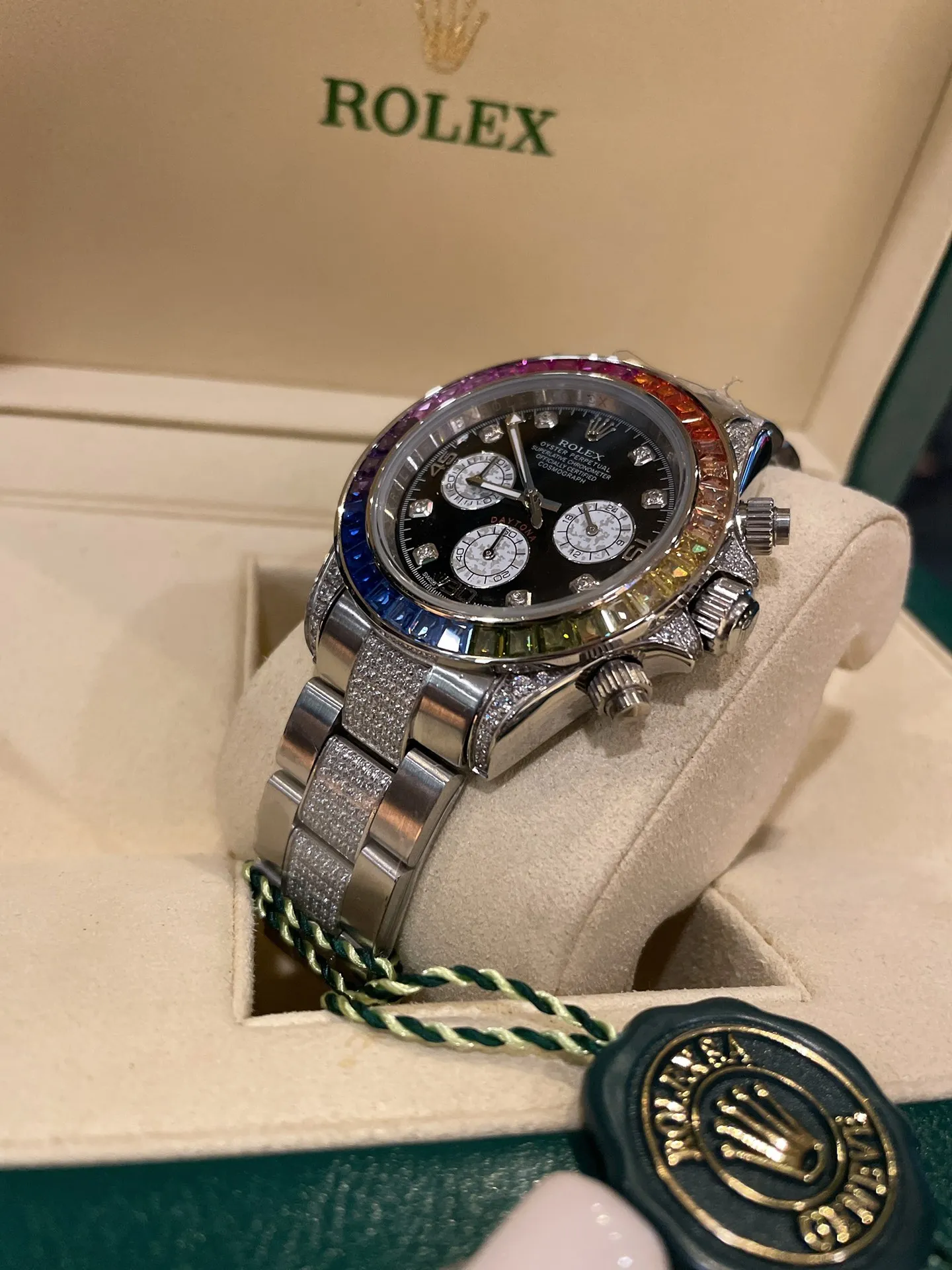 【High-end replica】💰1720! The new Rolex Daytona Rainbow model. Model: 116599RBOW-116598RBOW-116595RBOW. Rainbow Daytona is hard to find! The inlay is optimized according to the 36 gemstones with the most coordinated color gradient transition from the original factory. The height and angle are consistent, and the refraction effect is very beautiful. Each chronograph dial is refracted due to different light, and the color is bright and unique. Equipped with an imported quartz movement (with 24-hour day and month display respectively) Rolex steel solid link Oyster-style easy-to-adjust strap, exquisitely polished.