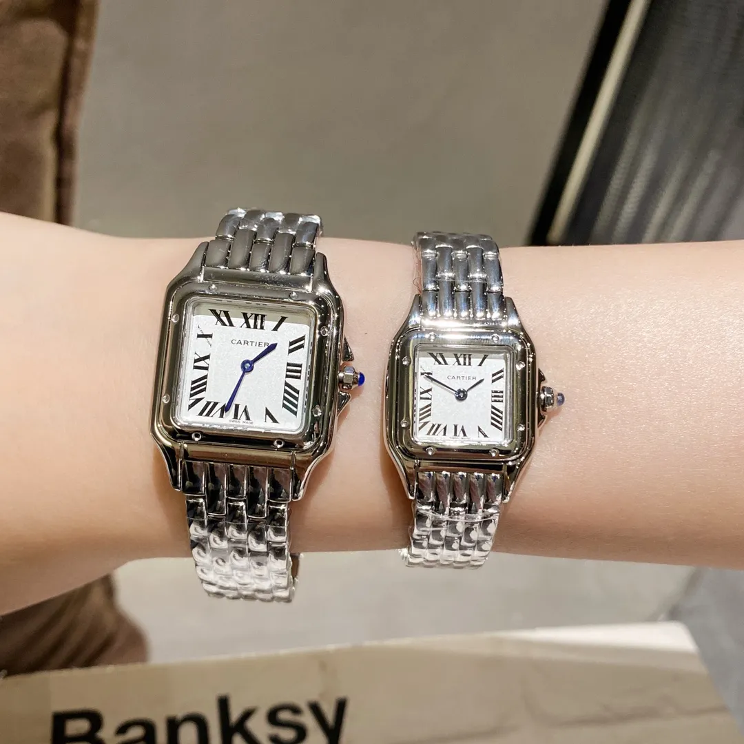 【Foreign trade import】💰920! Cartier Panthère de Cartier cheetah watch, gorgeous and unruly, is the aesthetic style conveyed by Panthère de Cartier cheetah. Its lines are smooth, charming, soft and docile on the wrist, as if dancing on the skin. The unique shape highlights a mature, elegant, confident and attractive female image. The case is one-piece, 27mm medium size, 22mm small size, equipped with original Swiss quartz movement, 316L stainless steel case, crown inlaid with a synthetic blue spinel, silver-plated dial, sword-shaped blue steel hands.