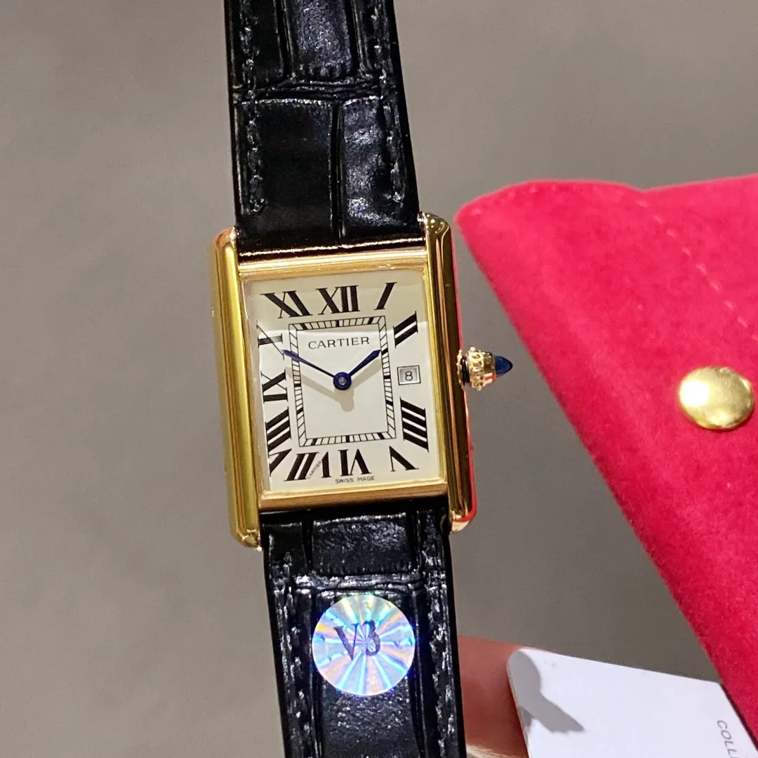【Foreign trade import】💰1120! The ingenious Cartier CARTIER-Tank watch family produced by V3 is a masterpiece! Made of all precious metals, the shell lines are more rounded and delicate, Swiss quartz movement, new sizes: medium 33.7 x 25.5 mm, small 29.5x22 mm, this size is just right, thickness 6.35 mm. The easiest way to identify it is the conical sapphire on the crown and the calendar display! The diamond-shaped glass made with special technology is more concave and layered. The dial has Roman numeral time scales, the track on the inner ring is used as a scale to identify the specific time, the hands use blue steel sword needles, and the bead-shaped crown is inlaid with blue synthetic conical gemstones. Only after countless battles can we achieve a perfect score! The strap is made of imported leather, which has been carefully selected. The color and texture are the same as the genuine ones. It is waterproof to 30 meters for daily use. It does not affect secondary sales and can be returned and exchanged with an upgraded gift bag.