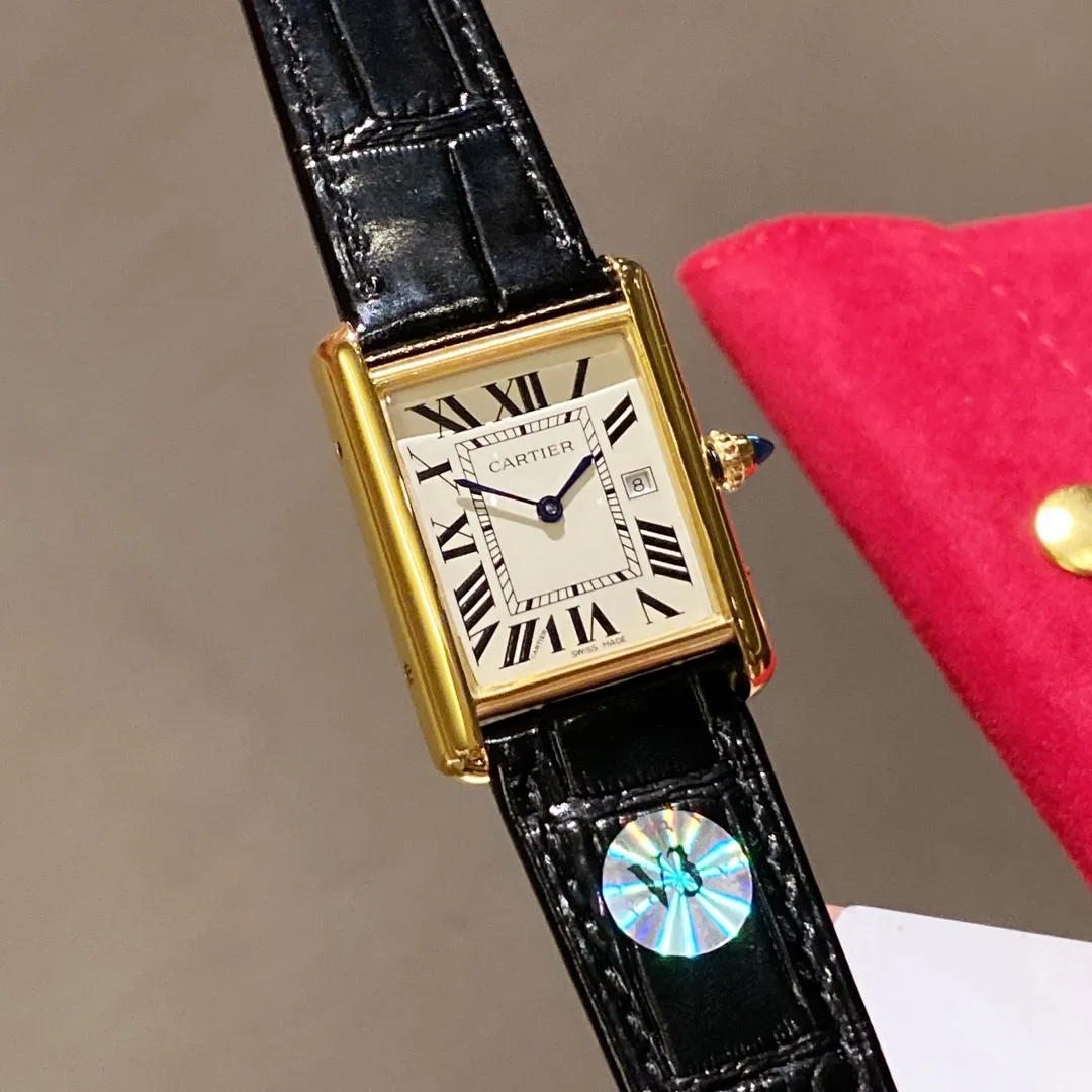 【Foreign trade import】💰1120! The ingenious Cartier CARTIER-Tank watch family produced by V3 is a masterpiece! Made of all precious metals, the shell lines are more rounded and delicate, Swiss quartz movement, new sizes: medium 33.7 x 25.5 mm, small 29.5x22 mm, this size is just right, thickness 6.35 mm. The easiest way to identify it is the conical sapphire on the crown and the calendar display! The diamond-shaped glass made with special technology is more concave and layered. The dial has Roman numeral time scales, the track on the inner ring is used as a scale to identify the specific time, the hands use blue steel sword needles, and the bead-shaped crown is inlaid with blue synthetic conical gemstones. Only after countless battles can we achieve a perfect score! The strap is made of imported leather, which has been carefully selected. The color and texture are the same as the genuine ones. It is waterproof to 30 meters for daily use. It does not affect secondary sales and can be returned and exchanged with an upgraded gift bag.