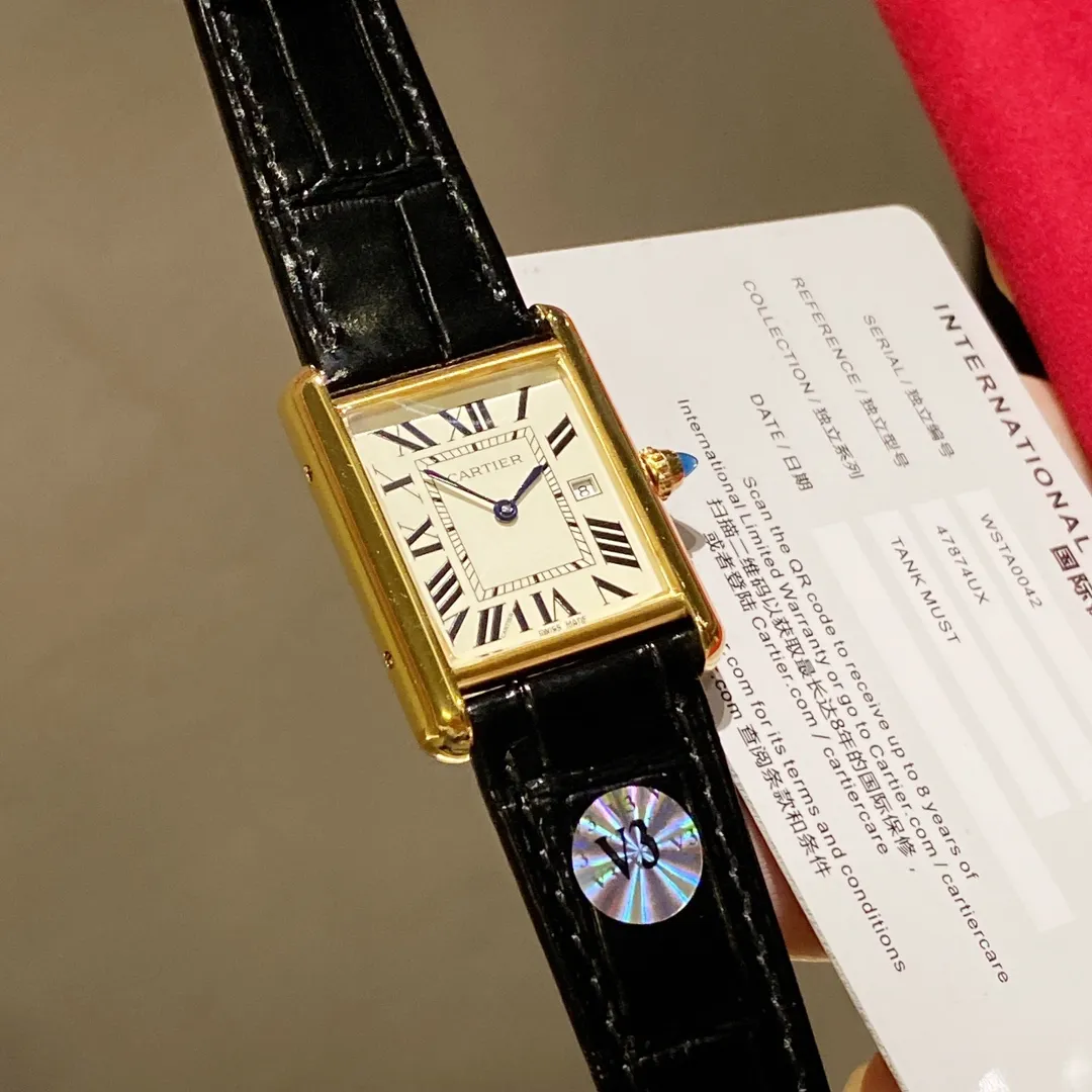 【Foreign trade import】💰1120! The ingenious Cartier CARTIER-Tank watch family produced by V3 is a masterpiece! Made of all precious metals, the shell lines are more rounded and delicate, Swiss quartz movement, new sizes: medium 33.7 x 25.5 mm, small 29.5x22 mm, this size is just right, thickness 6.35 mm. The easiest way to identify it is the conical sapphire on the crown and the calendar display! The diamond-shaped glass made with special technology is more concave and layered. The dial has Roman numeral time scales, the track on the inner ring is used as a scale to identify the specific time, the hands use blue steel sword needles, and the bead-shaped crown is inlaid with blue synthetic conical gemstones. Only after countless battles can we achieve a perfect score! The strap is made of imported leather, which has been carefully selected. The color and texture are the same as the genuine ones. It is waterproof to 30 meters for daily use. It does not affect secondary sales and can be returned and exchanged with an upgraded gift bag.