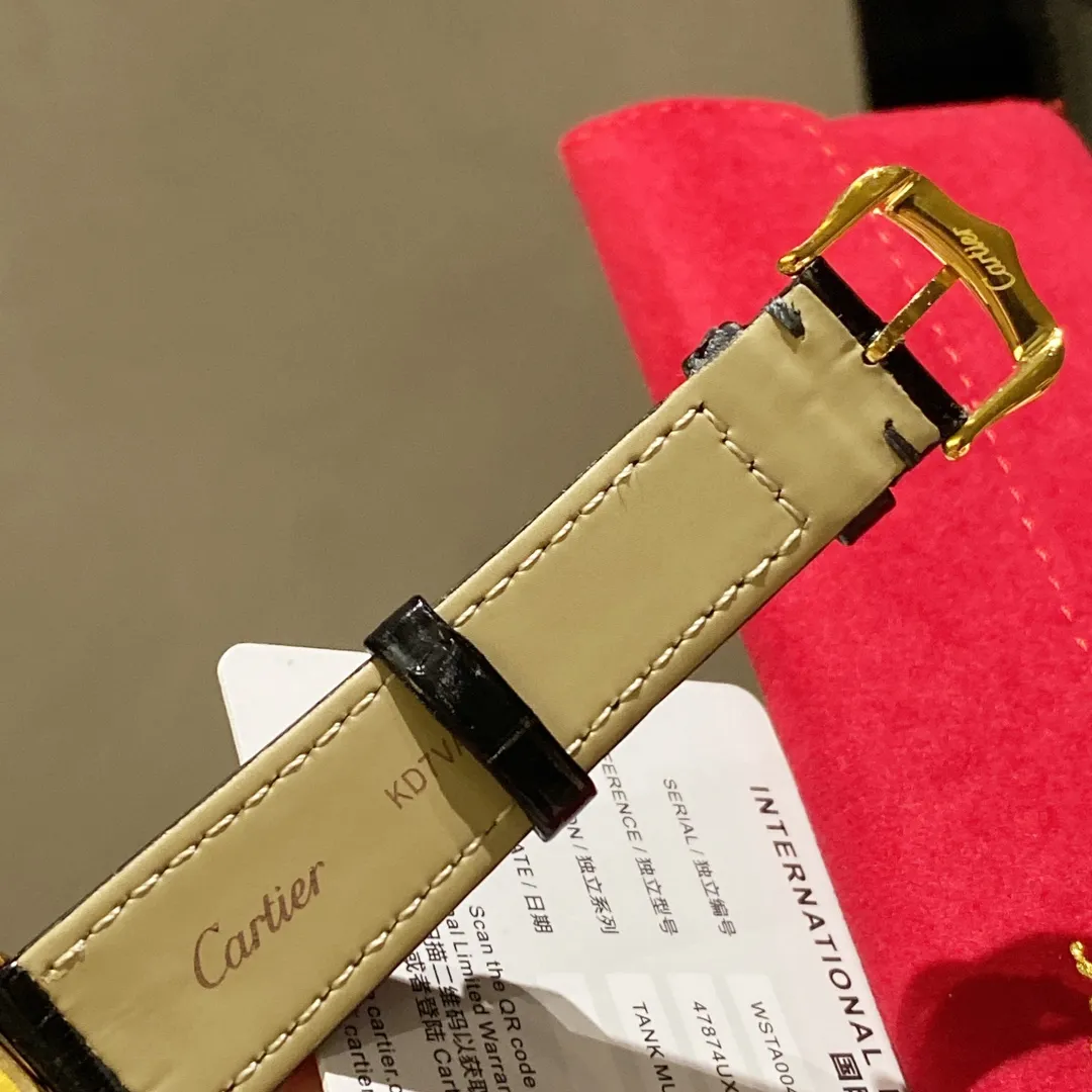 【Foreign trade import】💰1120! The ingenious Cartier CARTIER-Tank watch family produced by V3 is a masterpiece! Made of all precious metals, the shell lines are more rounded and delicate, Swiss quartz movement, new sizes: medium 33.7 x 25.5 mm, small 29.5x22 mm, this size is just right, thickness 6.35 mm. The easiest way to identify it is the conical sapphire on the crown and the calendar display! The diamond-shaped glass made with special technology is more concave and layered. The dial has Roman numeral time scales, the track on the inner ring is used as a scale to identify the specific time, the hands use blue steel sword needles, and the bead-shaped crown is inlaid with blue synthetic conical gemstones. Only after countless battles can we achieve a perfect score! The strap is made of imported leather, which has been carefully selected. The color and texture are the same as the genuine ones. It is waterproof to 30 meters for daily use. It does not affect secondary sales and can be returned and exchanged with an upgraded gift bag.