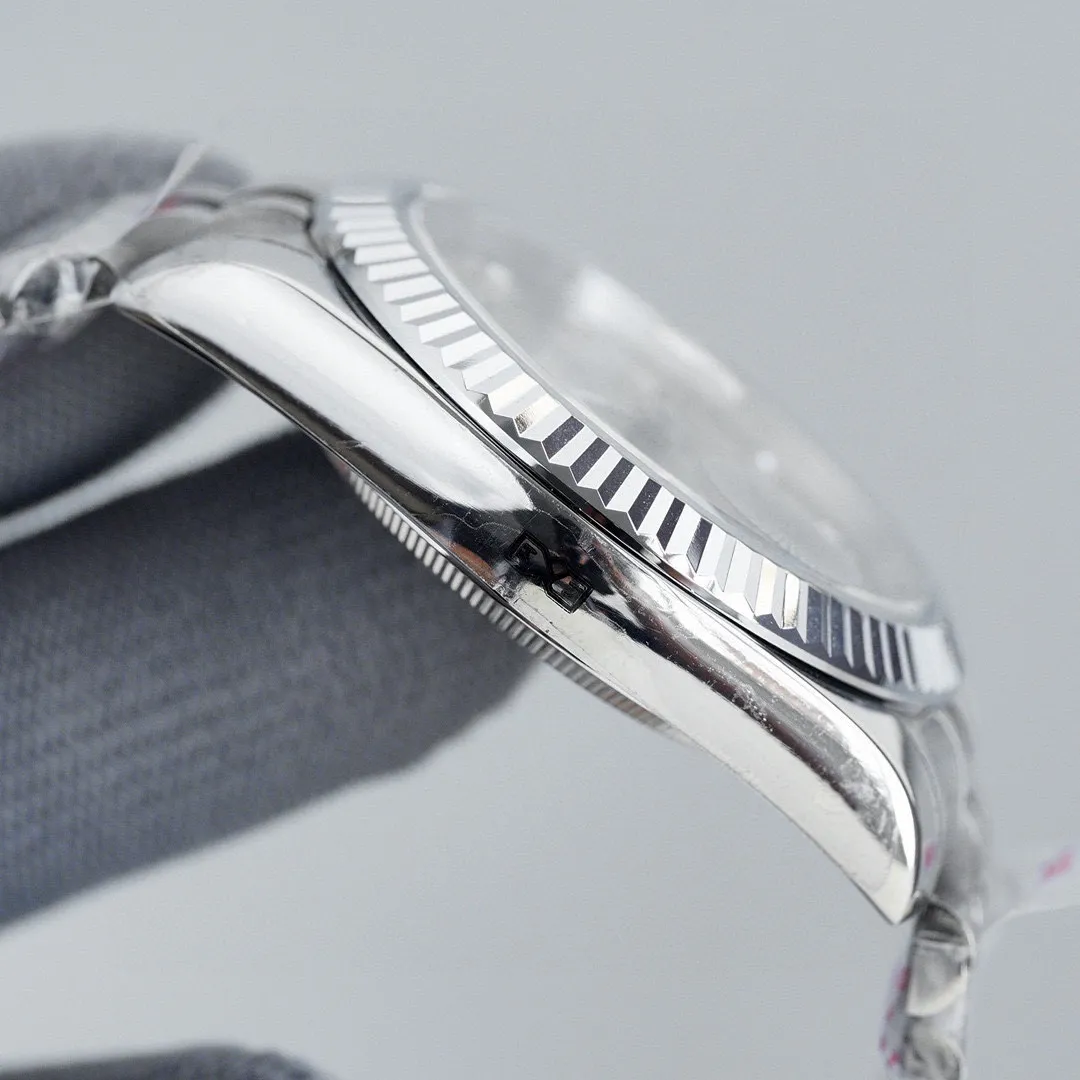 【High-end replica】💰1720! Rolex Datejust series workmanship upgrade: 1⃣️ Using 316L precision cultured case "fitting" original grade (150 meters waterproof) 2⃣️ The link between the strap and the case reaches the highest standard in the industry "flush docking" (different from the ordinary version, uneven and scratchy) 3⃣️ Noise reduction shock-absorbing inner cover 4⃣️ Full watch original protective film Configuration parameters: Brand: Rolex Series: Datejust series Movement: 100% pure new machine imported from Japan (model 8215) with a designed service life of 15 years. Quality control: Every watch is strictly inspected by Tt factory QC staff and shipped after proofreading (buy with confidence) Case material: 316L stainless steel CNC engraving, ultra-precision, waterproof depth 150 meters (comparable to counters) Lettering: Tt factory uses original three-dimensional "drill" nail lettering for the first time ⚠️⚠️Picture 5⃣️ is the exclusive built-in details of Tt factory Exclusive packaging bag Please pay attention to the details⚠️⚠️ Table diameter: 41MM Thickness 11MM Product grade: Super A Glass: wear-resistant sapphire crystal mirror, coated with multiple layers of anti-reflective coating Steel buckle: double folding safety buckle and push-open device (consistent with genuine products) Strap: genuine 316L steel after cutting process, polished parts and then hand-assembled, 360 degrees, no dead angle, 0 scratches, no scratches. The real thing is exquisite, heavy, sturdy and durable. The real thing is absolutely amazing when you get it. (The protective film is consistent with the original) Every watch⌚️ is shipped with unified packaging from Tt factory. Please ensure exclusive quality📷📷