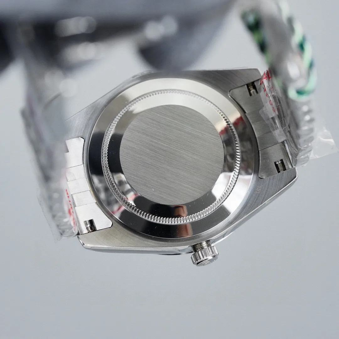 【High-end replica】💰1720! Rolex Datejust series workmanship upgrade: 1⃣️ Using 316L precision cultured case "fitting" original grade (150 meters waterproof) 2⃣️ The link between the strap and the case reaches the highest standard in the industry "flush docking" (different from the ordinary version, uneven and scratchy) 3⃣️ Noise reduction shock-absorbing inner cover 4⃣️ Full watch original protective film Configuration parameters: Brand: Rolex Series: Datejust series Movement: 100% pure new machine imported from Japan (model 8215) with a designed service life of 15 years. Quality control: Every watch is strictly inspected by Tt factory QC staff and shipped after proofreading (buy with confidence) Case material: 316L stainless steel CNC engraving, ultra-precision, waterproof depth 150 meters (comparable to counters) Lettering: Tt factory uses original three-dimensional "drill" nail lettering for the first time ⚠️⚠️Picture 5⃣️ is the exclusive built-in details of Tt factory Exclusive packaging bag Please pay attention to the details⚠️⚠️ Table diameter: 41MM Thickness 11MM Product grade: Super A Glass: wear-resistant sapphire crystal mirror, coated with multiple layers of anti-reflective coating Steel buckle: double folding safety buckle and push-open device (consistent with genuine products) Strap: genuine 316L steel after cutting process, polished parts and then hand-assembled, 360 degrees, no dead angle, 0 scratches, no scratches. The real thing is exquisite, heavy, sturdy and durable. The real thing is absolutely amazing when you get it. (The protective film is consistent with the original) Every watch⌚️ is shipped with unified packaging from Tt factory. Please ensure exclusive quality📷📷
