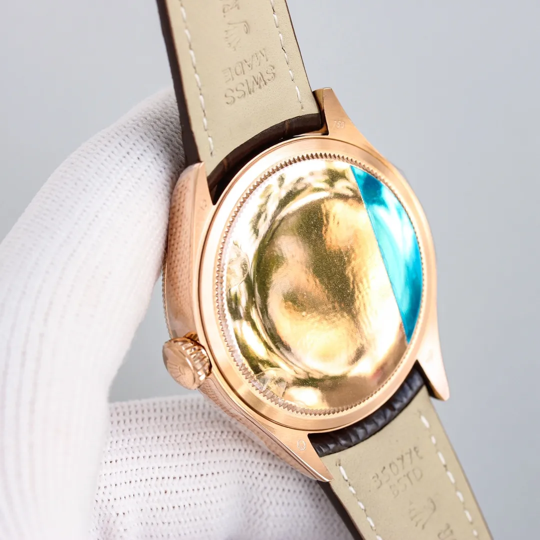 【Top Replica】💰3700! Rolex Cellini Series 50535 39mm Multi-Function True Moon Phase [Size]: 39mm [Movement]: Swiss 2892 movement "Pointer Calendar/Moon Phase" [Case]: 316L stainless steel Top-grade electroplating thick gold + anti-oxidation protection, emphasizing that this electroplating process is more wear-resistant and anti-oxidation than ordinary electroplating, so you don't have to worry about discoloration in a few months. There is a Rolex logo on the trumpet-shaped screw-in winding crown [Dial]: White high-end lacquered dial [Hands]: Top-notch batch flower craftsmanship + blue steel crescent pointer [Moon Phase]: The entire watch is made of the same meteorite material as the original except for the modified movement. Its natural irregular lines are clearly visible, showing the same effect as the original. It is equipped with a special moon phase adjustment tool [Mirror] Anti-scratch sapphire crystal mirror air double-layer colorless coating [strap] dark brown black Italian cowhide to restore Rolex's unique broad sword-style belt cut [buckle] original one-to-one molded folding crown buckle. Officially defined as a men's model, it is still suitable for women with a wrist circumference of 13/14cm. Women who like this style can also try it