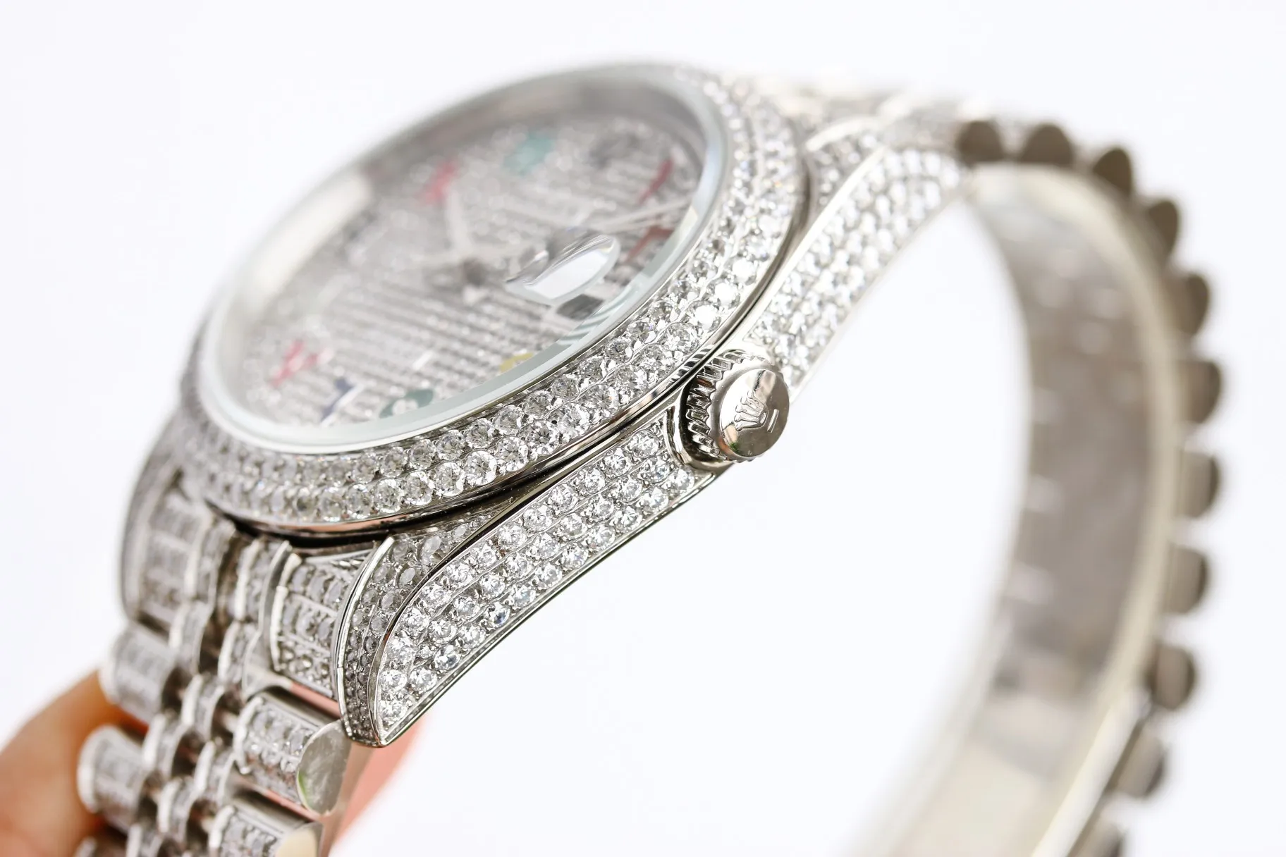 【Top Replica】💰Private chat! Rolex Diary Full Diamond Rich Edition Luxurious 18k Nano Technology! The entire shell and steel belt are inlaid with Swarovski crystal diamonds! (If diamonds fall out due to non-human factors within 5 years, they will be replenished free of charge), which makes the sparkling effect under the light even better! Brand new with 5 sets of full diamond steel belts! 41mm original size, using fully automatic imported mechanical 3255 movement, sapphire scratch-resistant glass mirror, 18k vacuum plating that will never fade, the best luxury recommendation for gift giving!