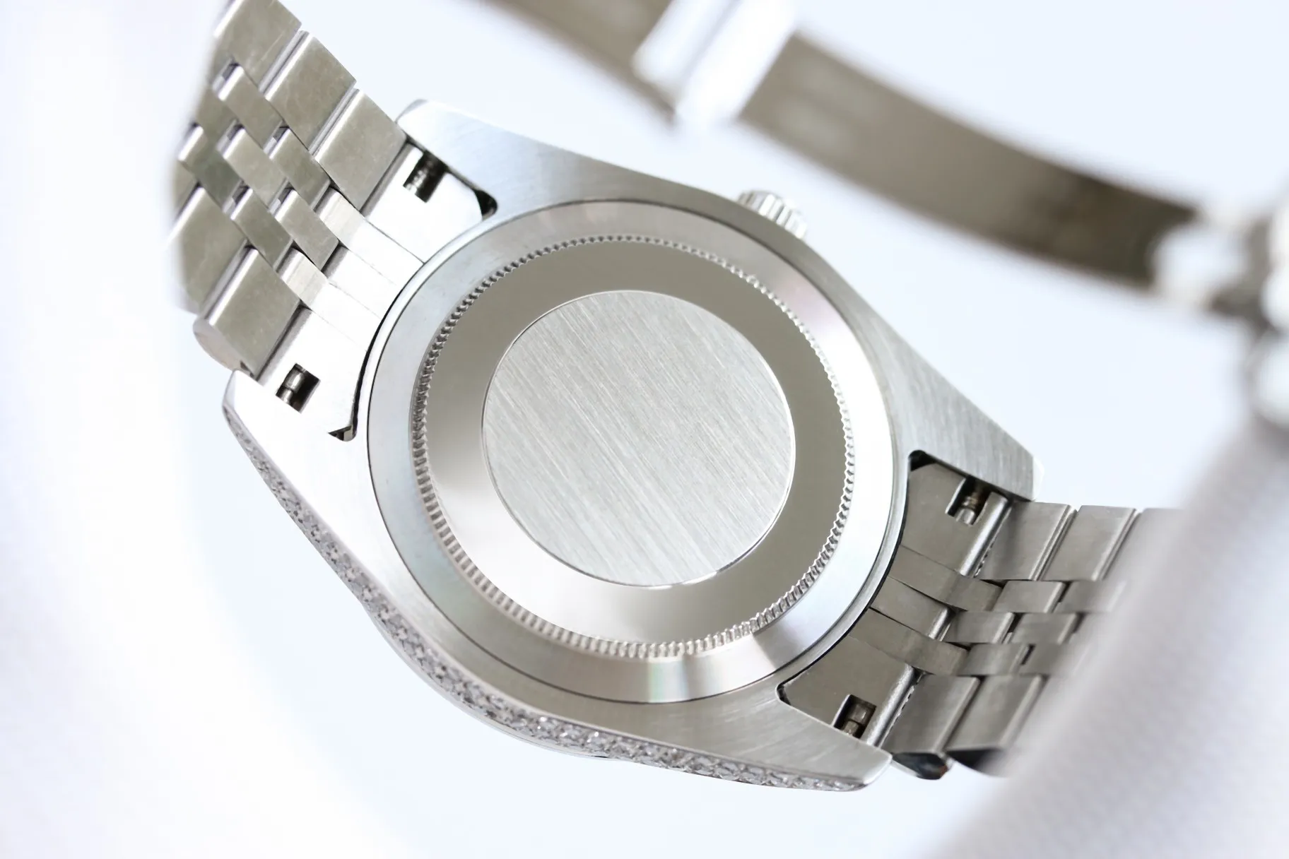 【Top Replica】💰Private chat! Rolex Diary Full Diamond Rich Edition Luxurious 18k Nano Technology! The entire shell and steel belt are inlaid with Swarovski crystal diamonds! (If diamonds fall out due to non-human factors within 5 years, they will be replenished free of charge), which makes the sparkling effect under the light even better! Brand new with 5 sets of full diamond steel belts! 41mm original size, using fully automatic imported mechanical 3255 movement, sapphire scratch-resistant glass mirror, 18k vacuum plating that will never fade, the best luxury recommendation for gift giving!