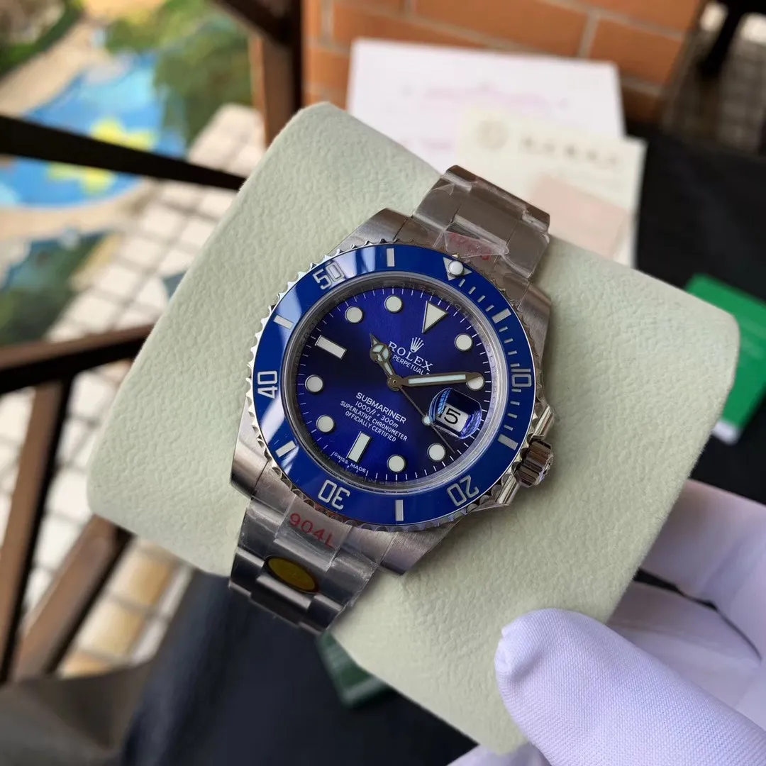 【Foreign trade import】💰3700! Factory N V8 version 2836 movement arrives‼ Official one-to-one replica of the original version (super version) Rolex SUB Submariner series model 116610 gold series/green water ghost/black water ghost/blue water ghost, original mold opening, equipped with 2836 movement, the most classic Oyster style: [904L stainless steel case] size 40mm X The 13mm Oyster case is consistent with the original product. Through careful polishing and strict quality control, the shape is ensured to be in place, and the brushing and polishing are comparable to the original craftsmanship. [Crown] One case and one crown, carefully crafted, each crown logo faces upright, highlighting the symbol of the king. The master watchmaker strives for excellence in every detail, and continues the waterproof system of the lock, just like the original. [904L Stainless Steel Watch Strap] The three-row link Oyster watch strap is made of fully brushed technology, which is delicate and clean. It is equipped with an Oyster safety buckle. The elegant solid link watch strap is full of texture and comfortable to wear. [Mirror] Made of scratch-resistant sapphire mirror and blue film calendar crystal. [Bezel] The bezel is made of one-piece (non-etched) sapphire luminous beads, the platinum electroplated scale has a uniform color that will never fade, and the ice blue super bright luminous. 300 meters waterproof. Each watch has been strictly tested before leaving the factory to ensure quality. Please pay attention to more details. 🔥Top quality products are constantly produced🔥