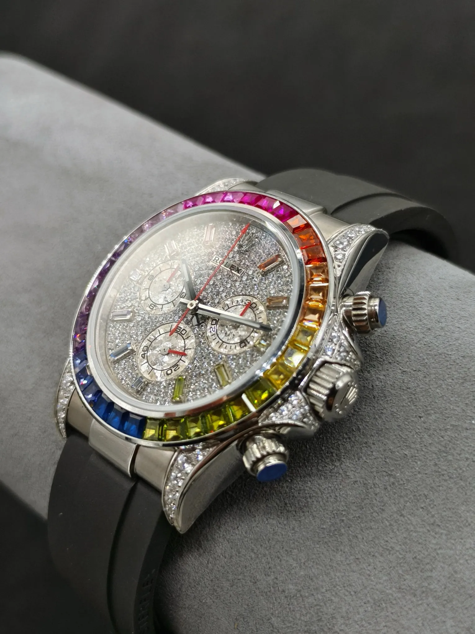 【Top Replica】💰Private chat! Rolex ROLEX Daytona series🎮OM6 Flying over the top of the rainbow---Rolex Rainbow Circle Daytona platinum eye full diamond platinum small eye Cal.7750 mechanical chronograph, The "Second Generation Rainbow Daytona" watch case and strap are made of 316L fine steel. All details are processed by CNC for each case, and then polished and polished by manual processes. The workmanship is fine. The ring angle and the size and number of gems are consistent with the counter's rainbow gradient effect. The glass uses a sapphire transparent effect mirror. The movement uses a 7750 fully automatic chronograph mechanical movement. The straps are either fully artificial diamond-encrusted stainless steel solid straps or imported fluorine rubber straps, 🎮 Equipped with an Oyster safety buckle to prevent accidental opening, it is comfortable to wear and very easy to operate! The biggest feature of this watch is the colorful gems on the bezel and the twelve colored diamond scales on the face. The color gradient effect corresponds one to one. These gems shine with red, orange, yellow, green, blue, purple and other colorful colors, just like adding graceful and varied colors. Rolex carefully selected exquisite and exquisite gems, and combined them together to give the watch a strange brilliance. 🎮SJ exquisitely recommends men’s multifunctional mechanical watches