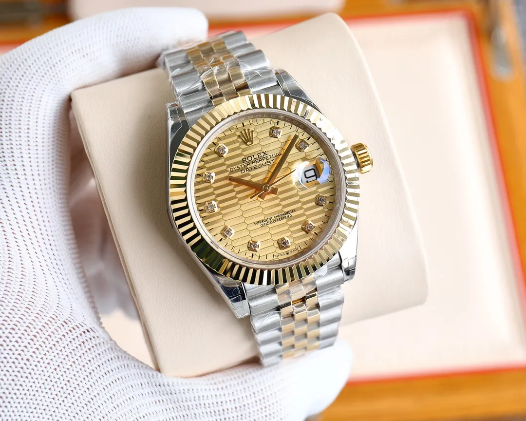 The Rolex Day Date Swiss 2836 movement took 8 months to upgrade to the V2 perfect version, the original 1:1 mold opening, and the original comparison chart is attached 🔥The key point is that this version has the following points that are consistent with the original 1⃣️: The diameter of the case is the same as the original 41 mm 2⃣️: The strap head is consistent with the original, 5 pieces are assembled, and the difficulty is very high 3⃣️: Modify the lower part of the head crown to three dots consistent with the original version 4⃣️: The buckle is consistent with the original version and a spring is installed inside 5⃣️: The side of the case is consistent with the original version and a QR code is added for anti-counterfeiting 6⃣️: The shell body at the connection between the case and the strap is engraved with the model number 126333, which is consistent with the original version (the first one on the market to achieve a true original one to one) A sincere work The appearance and appearance are the same and unique! Welcome friends from all walks of life to taste it! ⚠️Please look for exclusive quality