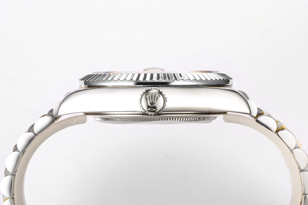 🌐【Factory2022's original work】Upgraded version of Rolex Sky-Dweller Skywalker! Wonderful details: [Case] ​​size is 42 mm, stable, reliable, graceful and generous! The bezel adopts the Rolex Ring Command triangular groove pattern, and the month function can be adjusted by rotating the outer ring! Scratch-resistant sapphire crystal, anti-reflective convex magnifying calendar window [Watch strap] Oyster steel! Three rows of links, Oyster discount with 5mm easy-adjustable link extension system [Dial] Radiant sun texture, scale 12 small window red dot month display [Movement] Equipped with fully automatic mechanical 9001 movement! [Function] Date display/month display/annual calendar display/dual time zone! Factory's ingenuity is worth owning!