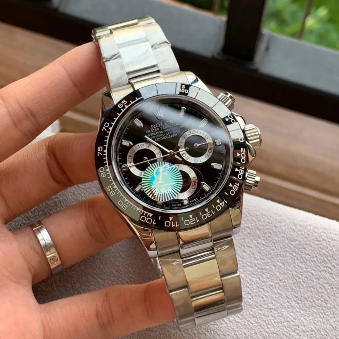 [Foreign trade import] 💰1320 The most classic version, the sales champion 🏆🏆 🎈🎈 "Massive updates" are all available 🎈🎈 Factory F V2 classic version is fully available Bring it as a gift and choose it as a "Daytona" Suitable for any occasion and matched with clothing, timeless 🔥🔥 [Rolex Cosmograph Daytona Series] [Movement] A customized three-eye enlarged version of the fully automatic mechanical movement is used to ensure that the distance between the three function dials is consistent with the original. [Case] 40mmX12mm matches the original size, and the dark black ceramic solid outer ring is equipped with a tachymeter scale (real ceramic technology is used to scratch and never fade. The texture is consistent with the original) [Dial] The function dial font and the dial logo are superimposed and printed using a superimposed printing process. When viewed from the side, there will be a slight bulge. The background texture of the disk has been filtered and corrected countless times to ensure that it is 100% consistent with the original. The Rolex metal LOGO on it is separately molded, and it can be compared to the original in terms of three-dimensionality and roundness. The easy-to-read Chroma light luminous display is equipped with long-lasting luminous material. [Mirror] Flat sapphire crystal glass is scratch-resistant, and the effect will never be ghosted, consistent with the original product. [Buckle] Made of imported 316 steel and polished from 1:1 parts. The inner side is sanded and corroded with the Rolex steel seal. The external buckle safety ring is exactly the same as the original. ⌚⌚ Produced by F factory, perfect in every detail.