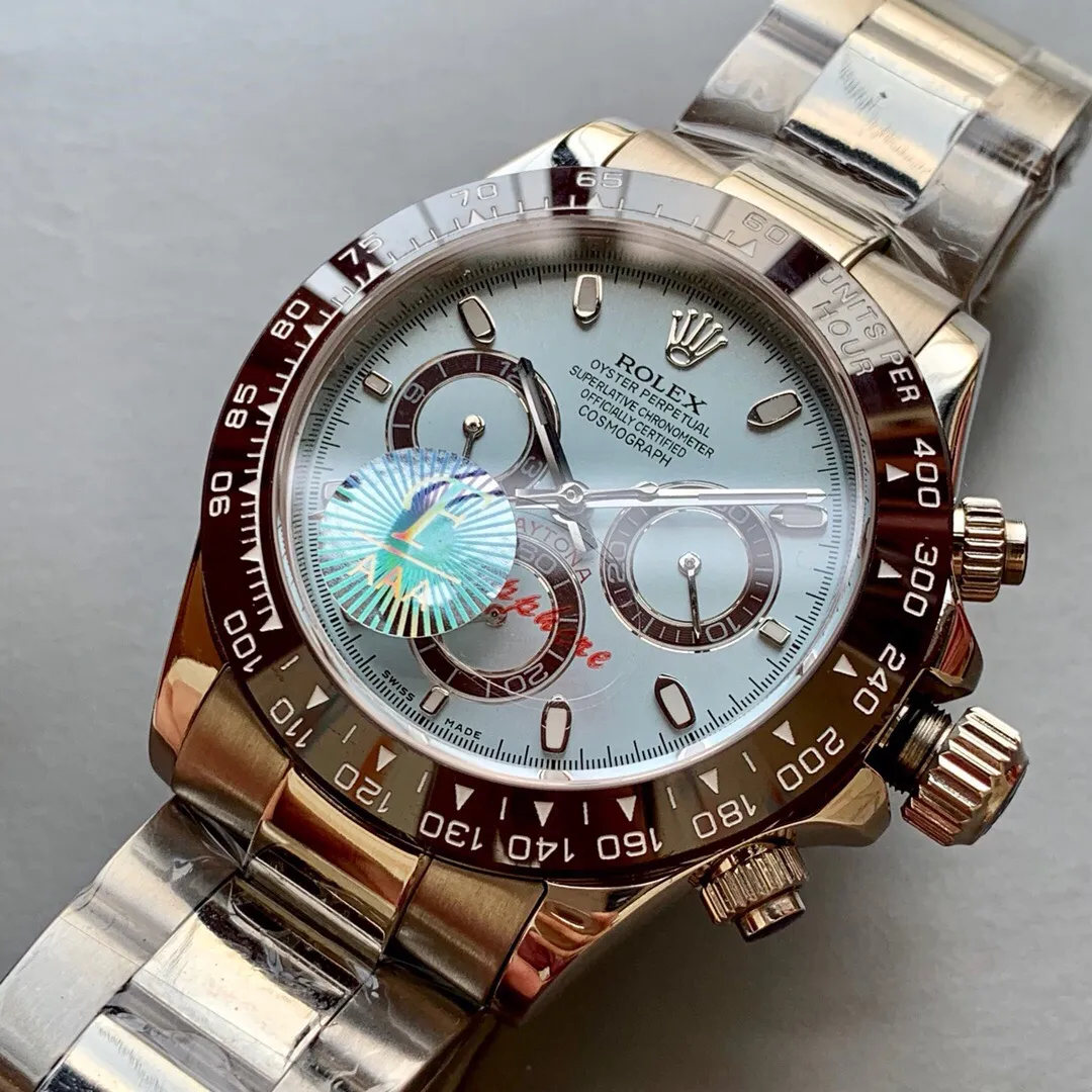 [Foreign trade import] 💰1320 The most classic version, the sales champion 🏆🏆 🎈🎈 "Massive updates" are all available 🎈🎈 Factory F V2 classic version is fully available Bring it as a gift and choose it as a "Daytona" Suitable for any occasion and matched with clothing, timeless 🔥🔥 [Rolex Cosmograph Daytona Series] [Movement] A customized three-eye enlarged version of the fully automatic mechanical movement is used to ensure that the distance between the three function dials is consistent with the original. [Case] 40mmX12mm matches the original size, and the dark black ceramic solid outer ring is equipped with a tachymeter scale (real ceramic technology is used to scratch and never fade. The texture is consistent with the original) [Dial] The function dial font and the dial logo are superimposed and printed using a superimposed printing process. When viewed from the side, there will be a slight bulge. The background texture of the disk has been filtered and corrected countless times to ensure that it is 100% consistent with the original. The Rolex metal LOGO on it is separately molded, and it can be compared to the original in terms of three-dimensionality and roundness. The easy-to-read Chroma light luminous display is equipped with long-lasting luminous material. [Mirror] Flat sapphire crystal glass is scratch-resistant, and the effect will never be ghosted, consistent with the original product. [Buckle] Made of imported 316 steel and polished from 1:1 parts. The inner side is sanded and corroded with the Rolex steel seal. The external buckle safety ring is exactly the same as the original. ⌚⌚ Produced by F factory, perfect in every detail.
