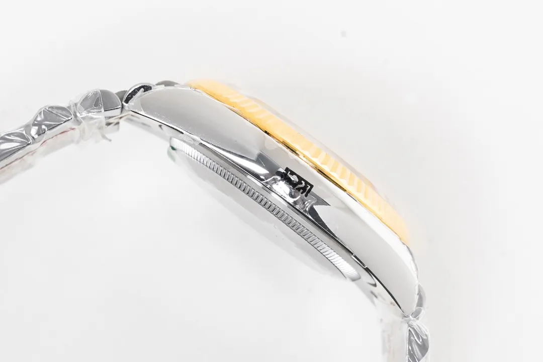 【High-end replica】💰1360! 【Customized all-in-one machine】💰1920! 【Top Replica】💰Private chat! ! ! [2023 New Style] Rolex Datejust 36 Series ① Exclusively customized 3235 movement, kinetic energy storage up to 72 hours, stable and reliable quality; ② Case: same size and thickness as the original; ③ Text: polished nails, top Swiss ice blue luminous, delicate shading, color matching; ④ Glass: sapphire glass with 2.5x magnifying glass effect, transparent glass; ⑤Watch strap: Top-notch workmanship. Each strap fits perfectly with the lug, giving the wrist the highest comfort. Produced by EW, it must be a high-quality product. Every extreme detail is the sincerity of the EW factory’s ingenuity and development; this picture is a real shot of a top-grade replica!