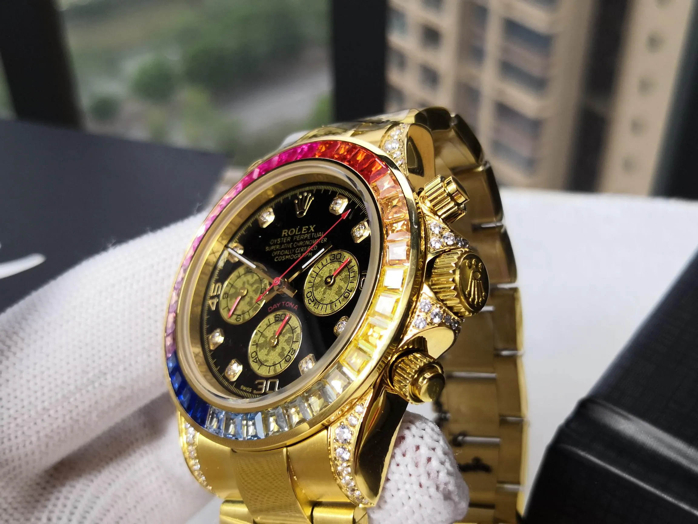 【Customized all-in-one machine】💰1720! Rolex-Rolex Cosmograph-Colored Diamond Daytona Series Colored diamonds are back in stock. Extreme details. Strict requirements to create high-quality products. Always pursue quality workmanship. The original color diamonds are exactly the same. They will never fade. They are different from ordinary cases in the market. Create new high quality. Equipped with fully automatic imported 9015 all-in-one mechanical movement. Size 42mm. Sapphire mirror. Original color diamonds. Stainless steel wire drawing with original safety buckle. ✈️✈️✈️
