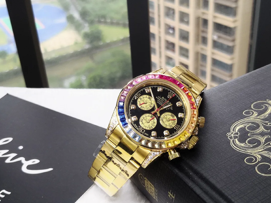 【Customized all-in-one machine】💰1720! Rolex-Rolex Cosmograph-Colored Diamond Daytona Series Colored diamonds are back in stock. Extreme details. Strict requirements to create high-quality products. Always pursue quality workmanship. The original color diamonds are exactly the same. They will never fade. They are different from ordinary cases in the market. Create new high quality. Equipped with fully automatic imported 9015 all-in-one mechanical movement. Size 42mm. Sapphire mirror. Original color diamonds. Stainless steel wire drawing with original safety buckle. ✈️✈️✈️