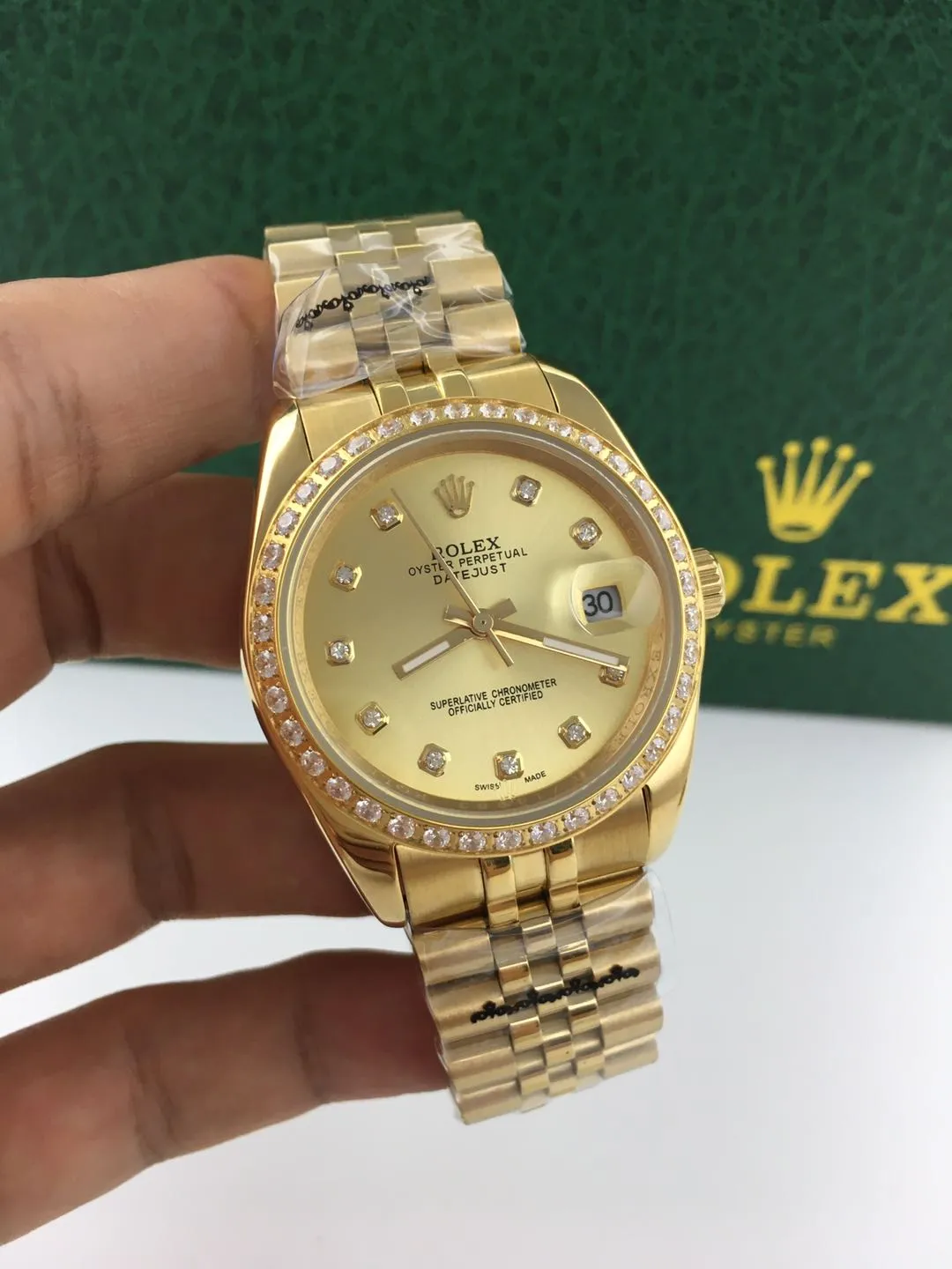 【Foreign Trade Import】💰1240 each! Valentine's Day Couple's Watch✨Rolex Gold Couple's Diamond Watch. The bezel and scales are inlaid with rhinestones, sparkling brightly. The solid stainless steel bracelet is made of 316L stainless steel, which is light and strong, highlighting the texture. The single-fold buckle has smooth curves and fits well, making it more convenient to wear.