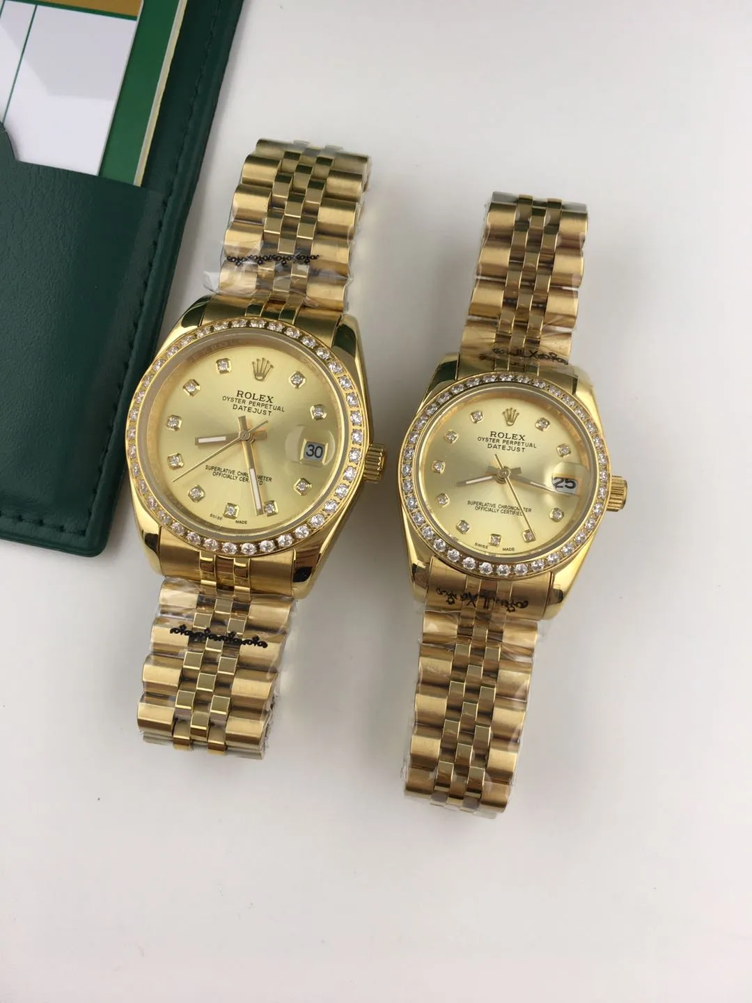 【Foreign Trade Import】💰1240 each! Valentine's Day Couple's Watch✨Rolex Gold Couple's Diamond Watch. The bezel and scales are inlaid with rhinestones, sparkling brightly. The solid stainless steel bracelet is made of 316L stainless steel, which is light and strong, highlighting the texture. The single-fold buckle has smooth curves and fits well, making it more convenient to wear.