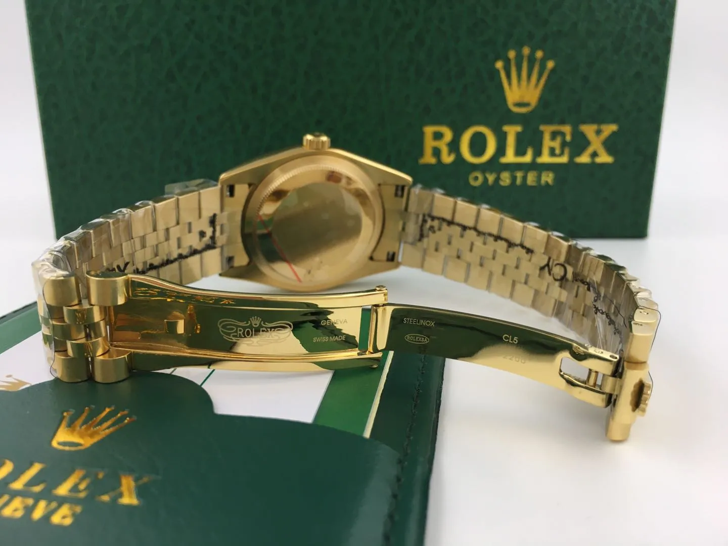 【Foreign Trade Import】💰1240 each! Valentine's Day Couple's Watch✨Rolex Gold Couple's Diamond Watch. The bezel and scales are inlaid with rhinestones, sparkling brightly. The solid stainless steel bracelet is made of 316L stainless steel, which is light and strong, highlighting the texture. The single-fold buckle has smooth curves and fits well, making it more convenient to wear.