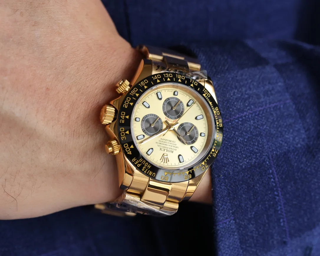【High-end replica】💰1160! Rolex Daytona Series [Movement] Adopts the imported Japanese Citizen 8215 fully automatic mechanical movement [Case] ​​40mmX13mm deep black ceramic solid outer ring with speed scale (using real ceramic technology, non-scratchable, never faded, texture consistent with the original) [Dial] The function dial font and the dial logo are superimposed on the printing process, and there will be a slight bulge when viewed from the side. The background texture of the disk has been filtered and corrected countless times to ensure that it is 100% consistent with the original. The Rolex metal LOGO on it is separately molded, and it can be compared to the original in terms of three-dimensionality and roundness. The easy-to-read Chroma light luminous display is equipped with long-lasting luminous material. [Mirror] Flat sapphire crystal glass is scratch-resistant, and the effect will never be ghosted, consistent with the original product. (Six-digit Rolex's unique anti-counterfeiting mark, small crown) [Buckle] Made of imported 316 steel and polished from 1:1 parts. The inner side of the brush has a corroded Rolex steel seal and an external buckle safety ring that is exactly the same as the original one.