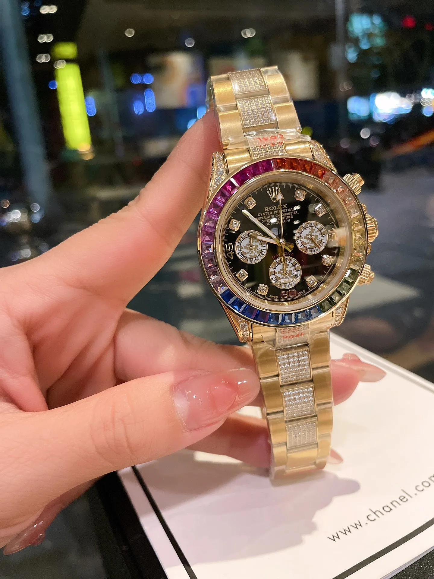 【High-end replica】💰1720! The new Rolex Daytona Rainbow model. Model: 116599RBOW-116598RBOW-116595RBOW. Rainbow Daytona is hard to find! The inlay is optimized according to the 36 gemstones with the most coordinated color gradient transition from the original factory. The height and angle are consistent, and the refraction effect is very beautiful. Each chronograph dial is refracted due to different light, and the color is bright and unique. Equipped with an imported quartz movement (with 24-hour day and month display respectively) Rolex steel solid link Oyster-style easy-to-adjust strap, exquisitely polished.