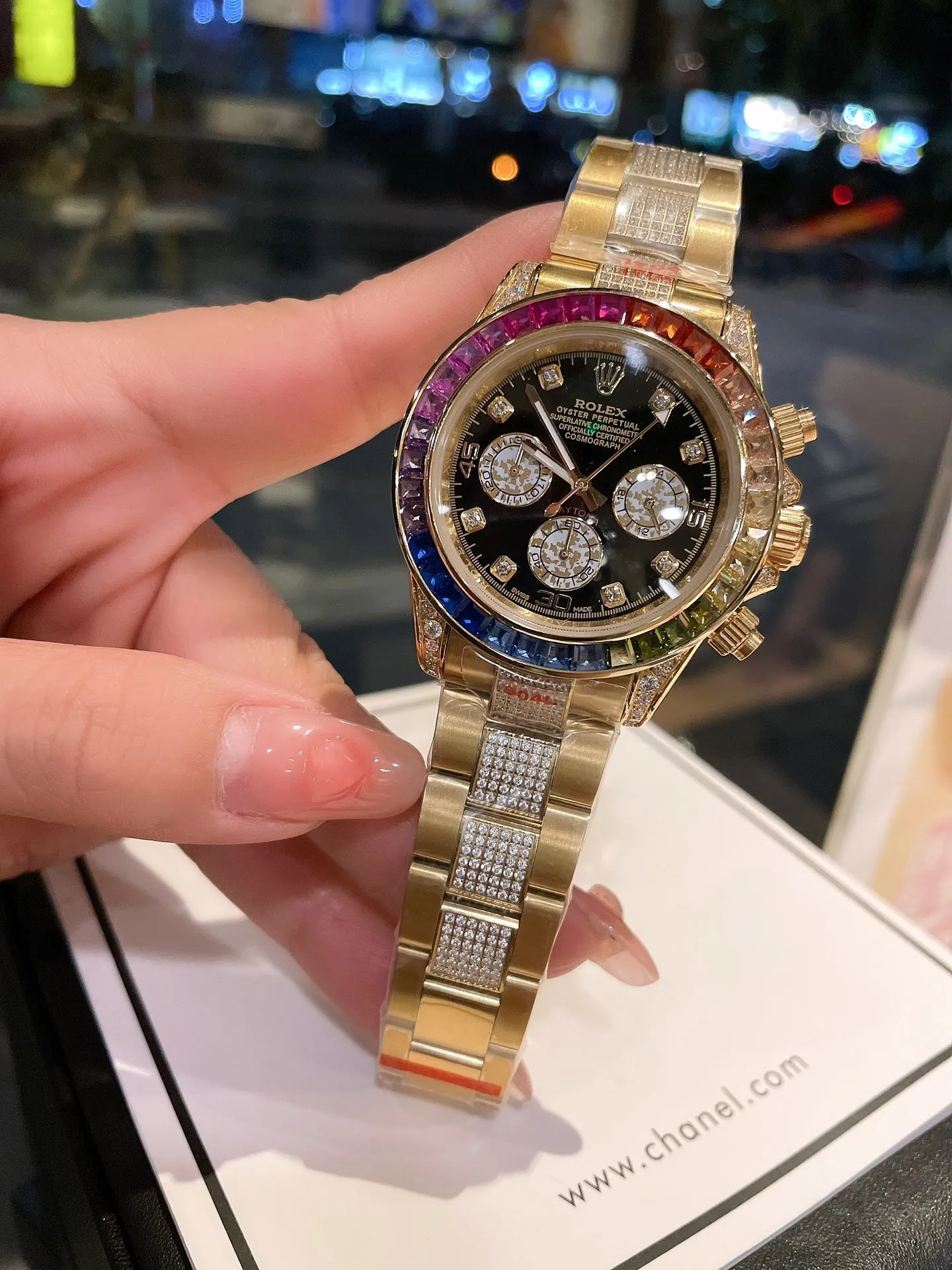 【High-end replica】💰1720! The new Rolex Daytona Rainbow model. Model: 116599RBOW-116598RBOW-116595RBOW. Rainbow Daytona is hard to find! The inlay is optimized according to the 36 gemstones with the most coordinated color gradient transition from the original factory. The height and angle are consistent, and the refraction effect is very beautiful. Each chronograph dial is refracted due to different light, and the color is bright and unique. Equipped with an imported quartz movement (with 24-hour day and month display respectively) Rolex steel solid link Oyster-style easy-to-adjust strap, exquisitely polished.