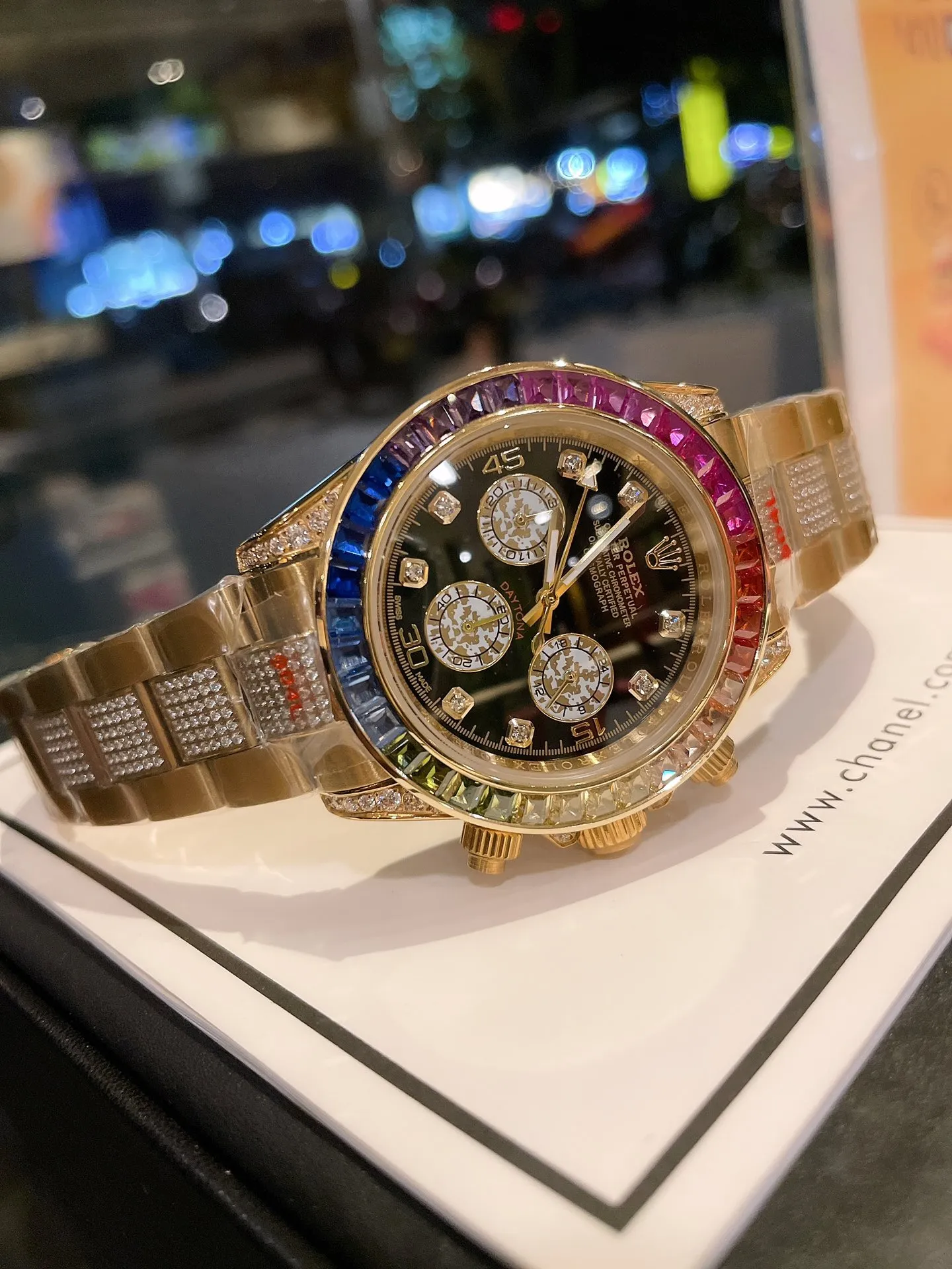 【High-end replica】💰1720! The new Rolex Daytona Rainbow model. Model: 116599RBOW-116598RBOW-116595RBOW. Rainbow Daytona is hard to find! The inlay is optimized according to the 36 gemstones with the most coordinated color gradient transition from the original factory. The height and angle are consistent, and the refraction effect is very beautiful. Each chronograph dial is refracted due to different light, and the color is bright and unique. Equipped with an imported quartz movement (with 24-hour day and month display respectively) Rolex steel solid link Oyster-style easy-to-adjust strap, exquisitely polished.