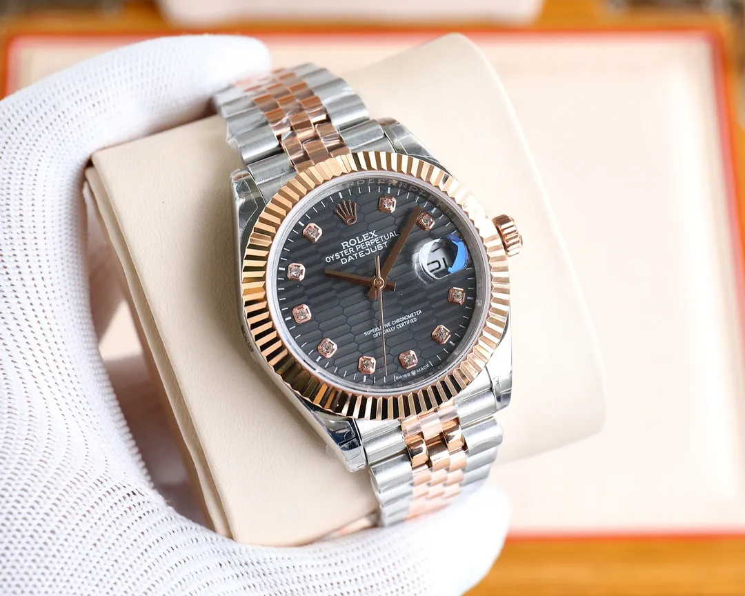 The Rolex Day Date Swiss 2836 movement took 8 months to upgrade to a perfect version, the original 1:1 mold opening, with original comparison chart 🔥The key point is that this version has the following points that are consistent with the original 1⃣️: The diameter of the case is the same as the original 41 mm 2⃣️: The strap head is consistent with the original, 5 pieces are assembled, and the difficulty is very high 3⃣️: The lower part of the head crown has been modified to three dots consistent with the original version 4⃣️: The buckle is consistent with the original version and a spring is installed inside 5⃣️: The side of the case is consistent with the original version and a QR code is added for anti-counterfeiting 6⃣️: The shell body at the connection between the case and the strap is engraved with the model number 126333, which is consistent with the original version (the first one on the market to be truly original) A sincere work The appearance and appearance are the same and unique! Welcome friends from all walks of life to taste it! ⚠️Please look for exclusive quality