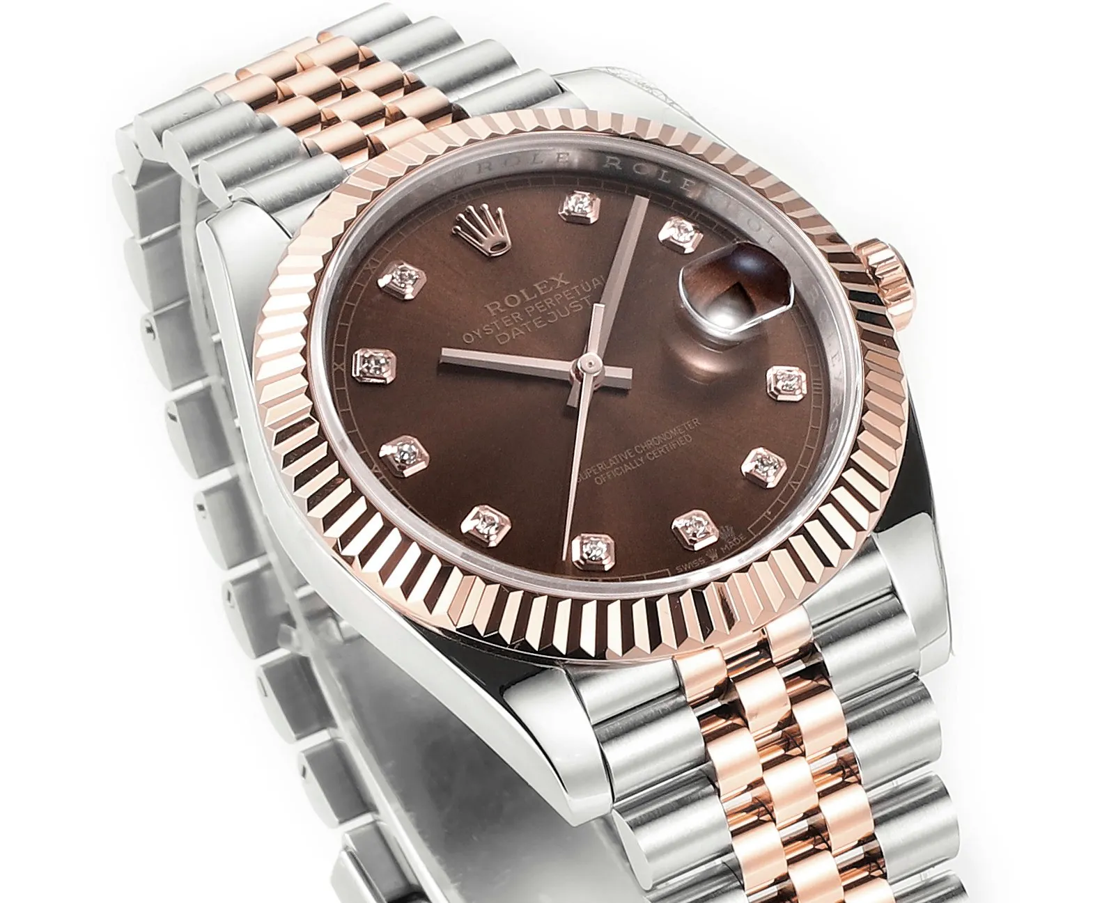 【High-end replica】💰1240! 【Customized all-in-one machine】💰1900! [Top replica] Private chat! ! ! The Rolex Datejust 41mm series creates a classic watch model. 1: The movement adopts Swiss 3235 movement. 2: In terms of material, the overall material is made of 904 steel. The curvature of the side of the case is polished in place, and the thickness of the side is consistent with the original. 3: Classic dog tooth collar. The platinum (electroplated) ring presents a radiant light effect that is extremely close to the original version, and the triangular pit pattern is clean and neat. 4: The watch mirror is made of real sapphire mirror, which increases the transparency of the watch. At the same time, it has been treated with anti-glare technology, making it very convenient to read watch data and has high hardness. 5: The only synchronous original thickness in the market is 11.5mm. This picture was taken in top reproduction quality!