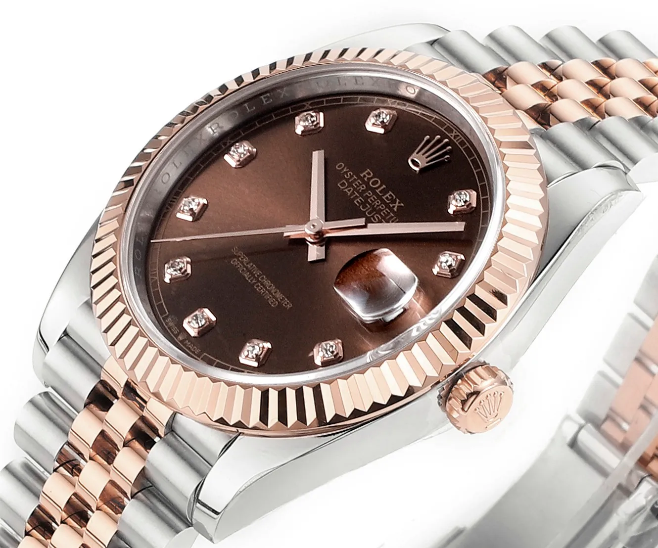 【High-end replica】💰1240! 【Customized all-in-one machine】💰1900! [Top replica] Private chat! ! ! The Rolex Datejust 41mm series creates a classic watch model. 1: The movement adopts Swiss 3235 movement. 2: In terms of material, the overall material is made of 904 steel. The curvature of the side of the case is polished in place, and the thickness of the side is consistent with the original. 3: Classic dog tooth collar. The platinum (electroplated) ring presents a radiant light effect that is extremely close to the original version, and the triangular pit pattern is clean and neat. 4: The watch mirror is made of real sapphire mirror, which increases the transparency of the watch. At the same time, it has been treated with anti-glare technology, making it very convenient to read watch data and has high hardness. 5: The only synchronous original thickness in the market is 11.5mm. This picture was taken in top reproduction quality!
