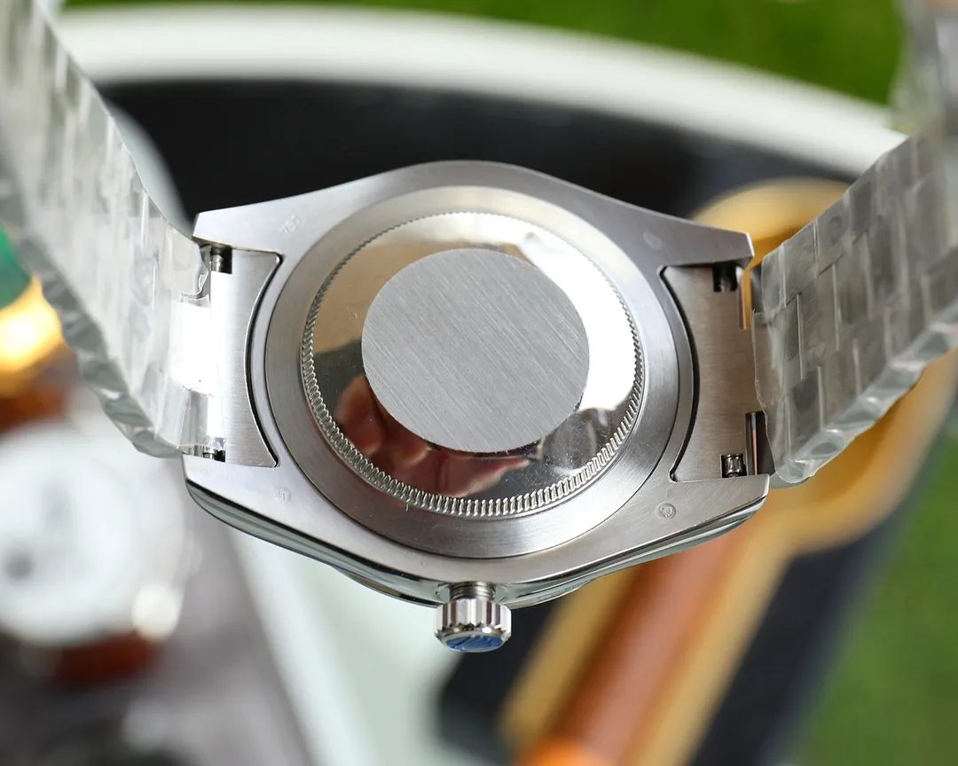 【Top replica】💰3300! Rolex Datejust Day-Date 🈵️Tianxing classic series, diameter 41mm, thickness 12mm [Movement] Imported Swiss 2836 movement, all movements are strictly debugged before leaving the factory to ensure accurate travel time, stable performance, and zero repairs [Dial Literally】Using top-grade Swarovski diamonds and hand-inlaid craftsmanship, it is designed with the concept of excellence [Case Buckle] The top-grade 904L stainless steel case is paired with a 904L stainless steel strap/original safety buckle, and the inside of the buckle is polished and etched with a steel seal! 2⃣️The watch strap is made of 904L Oyster steel. [Watch mirror] Anti-scratch sapphire crystal glass, anti-reflective convex magnified calendar window, pure water jet cutting! 💎Using the highest quality Swarovski diamonds and inlaying them by hand for several days, we promise that the diamonds will never fall out! Every exquisite detail is the work of sincerity and ingenuity developed by the top V3 factory. It is as unique as it looks on the outside! Welcome friends from all walks of life to taste it! ⚠️Please look for exclusive quality