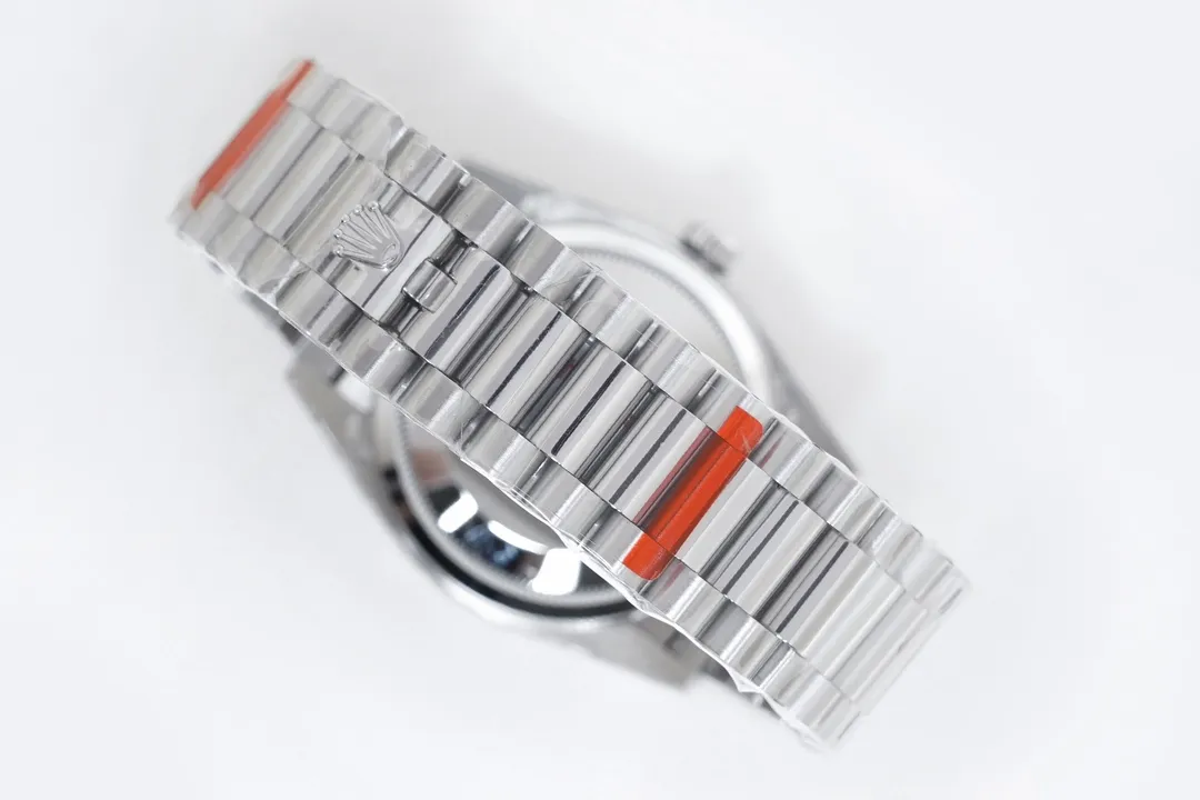 【High-end replica】💰1300! 【Customized all-in-one machine】💰1900! 【Top Replica】💰Private chat! EW Rolex Day-Date 36 Series 1⃣️With 3255 movement, the quality is stable and reliable; 2⃣️The thickness is 12mm consistent with the original: the diameter of the watch is 36mm; [Correction of other versions on the market, the size and thickness of other versions are wrong, fake at first glance] 3⃣️The dial is equipped with 18ct gold, inlaid with diamonds, and square diamonds at 6 and 9 o'clock; 4⃣️ One-piece middle case, screw-in bottom cover and winding crown; 5⃣️Top-grade workmanship, each strap fits perfectly with the lugs, giving the highest comfort to the wrist; Every extreme detail is the sincerity of the EW factory's ingenious development! ! This picture was taken as a top-notch replica!
