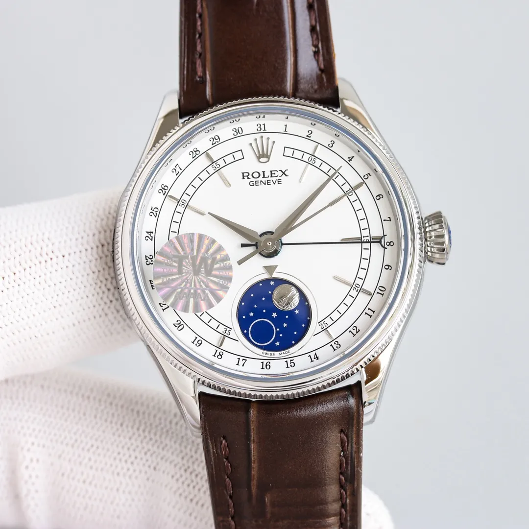 【Top Replica】💰3700! Rolex Cellini Series 50535 39mm Multi-Function True Moon Phase [Size]: 39mm [Movement]: Swiss 2892 movement "Pointer Calendar/Moon Phase" [Case]: 316L stainless steel Top-grade electroplating thick gold + anti-oxidation protection, emphasizing that this electroplating process is more wear-resistant and anti-oxidation than ordinary electroplating, so you don't have to worry about discoloration in a few months. There is a Rolex logo on the trumpet-shaped screw-in winding crown [Dial]: White high-end lacquered dial [Hands]: Top-notch batch flower craftsmanship + blue steel crescent pointer [Moon Phase]: The entire watch is made of the same meteorite material as the original except for the modified movement. Its natural irregular lines are clearly visible, showing the same effect as the original. It is equipped with a special moon phase adjustment tool [Mirror] Anti-scratch sapphire crystal mirror air double-layer colorless coating [strap] dark brown black Italian cowhide to restore Rolex's unique broad sword-style belt cut [buckle] original one-to-one molded folding crown buckle. Officially defined as a men's model, it is still suitable for women with a wrist circumference of 13/14cm. Women who like this style can also try it