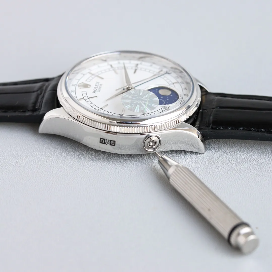 【Top Replica】💰3700! Rolex Cellini Series 50535 39mm Multi-Function True Moon Phase [Size]: 39mm [Movement]: Swiss 2892 movement "Pointer Calendar/Moon Phase" [Case]: 316L stainless steel Top-grade electroplating thick gold + anti-oxidation protection, emphasizing that this electroplating process is more wear-resistant and anti-oxidation than ordinary electroplating, so you don't have to worry about discoloration in a few months. There is a Rolex logo on the trumpet-shaped screw-in winding crown [Dial]: White high-end lacquered dial [Hands]: Top-notch batch flower craftsmanship + blue steel crescent pointer [Moon Phase]: The entire watch is made of the same meteorite material as the original except for the modified movement. Its natural irregular lines are clearly visible, showing the same effect as the original. It is equipped with a special moon phase adjustment tool [Mirror] Anti-scratch sapphire crystal mirror air double-layer colorless coating [strap] dark brown black Italian cowhide to restore Rolex's unique broad sword-style belt cut [buckle] original one-to-one molded folding crown buckle. Officially defined as a men's model, it is still suitable for women with a wrist circumference of 13/14cm. Women who like this style can also try it
