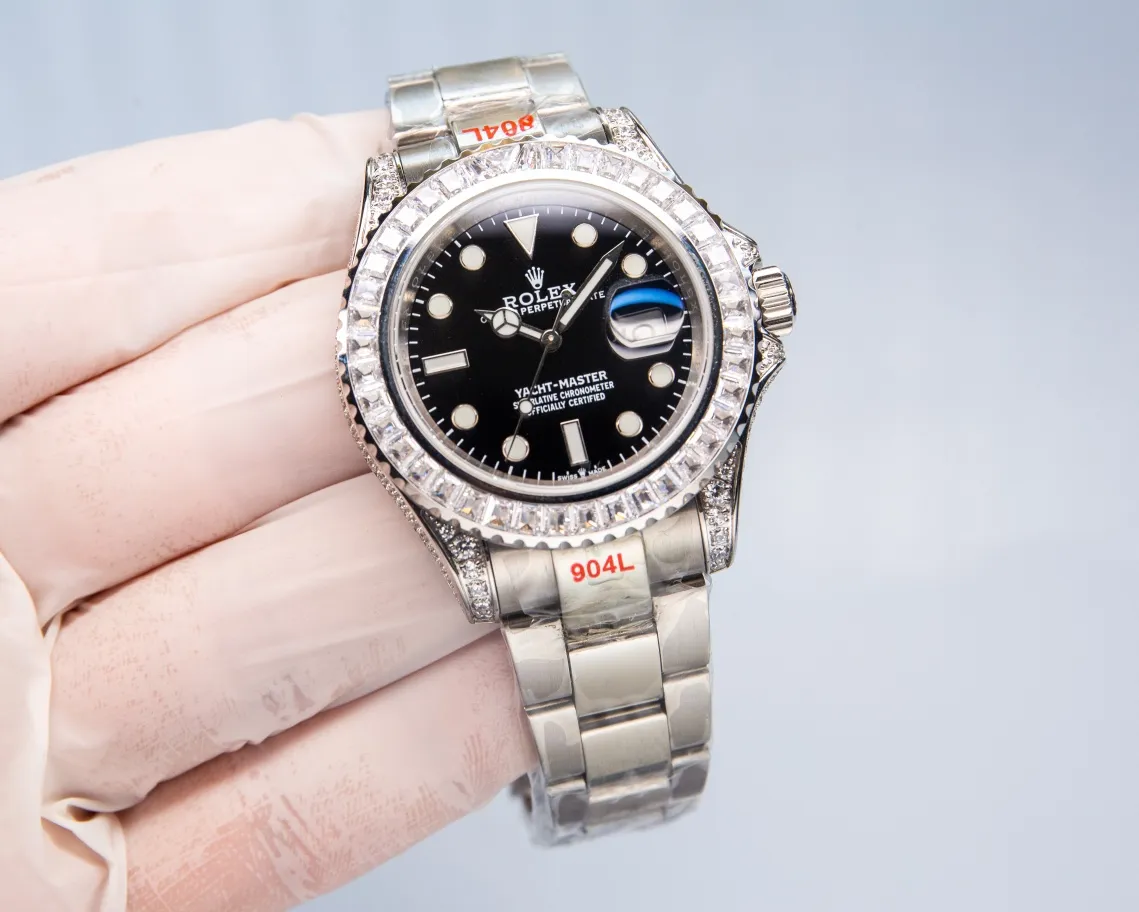 Rolex's global limited gemstone model - the Yacht-Master, pushes the limits aesthetically. On this watch, you can combine your love of jewelry and Swiss watches into one. The bezel, case and buckle are all studded with Swarovski diamonds! A walking work of art, a symbol of identity and status, the aura is clear at a glance! Really stunning! Can't put it down❤️ [Movement] It uses the 3135 fully automatic all-in-one machine with the soul blue hairspring that symbolizes Rolex, and its performance is extremely stable. [Case] ​​The size of the watch is 40mm, and every detail is perfectly reproduced one to one. [Watch Strap] Forged from 904L fine steel, the strap has a classic oyster shape, with brushed workmanship on both sides and high polishing in the middle. The buckle has the same double safety buckle as the original, and the buckle engraving is clearly visible. (An additional rubber strap is included.) [Mirror] Sapphire mirror. Super luminous text, the color of the text is more delicate, creating a visual effect consistent with the original product! 🍻It is shocking and noble when you use it. You deserve it! (Focus on original new machines) Focus is an attitude, produced by JH!