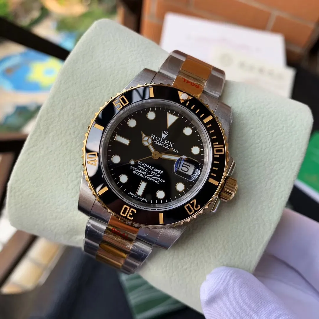 【Foreign trade import】💰3900! Factory N V8 version 2836 movement arrives‼ Official one-to-one replica of the original version (super version) Rolex SUB Submariner series model 116610 gold series/green water ghost/black water ghost/blue water ghost, original mold opening, equipped with 2836 movement, the most classic Oyster style: [904L stainless steel case] size 40mm X The 13mm Oyster case is consistent with the original product. Through careful polishing and strict quality control, the shape is ensured to be in place, and the brushing and polishing are comparable to the original craftsmanship. [Crown] One case and one crown, carefully crafted, each crown logo faces upright, highlighting the symbol of the king. The master watchmaker strives for excellence in every detail, and continues the waterproof system of the lock, just like the original. [904L Stainless Steel Watch Strap] The three-row link Oyster watch strap is made of fully brushed technology, which is delicate and clean. It is equipped with an Oyster safety buckle. The elegant solid link watch strap is full of texture and comfortable to wear. [Mirror] Made of scratch-resistant sapphire mirror and blue film calendar crystal. [Bezel] The bezel is made of one-piece (non-etched) sapphire luminous beads, the platinum electroplated scale has a uniform color that will never fade, and the ice blue super bright luminous. 300 meters waterproof. Each watch has been strictly tested before leaving the factory to ensure quality. Please pay attention to more details. 🔥Top quality products are constantly produced🔥