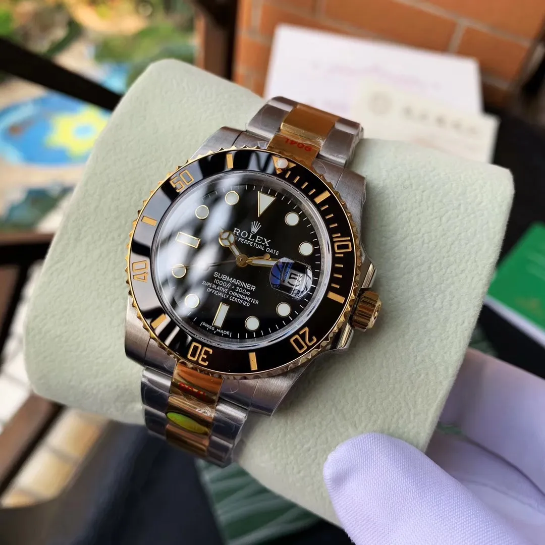 【Foreign trade import】💰3900! Factory N V8 version 2836 movement arrives‼ Official one-to-one replica of the original version (super version) Rolex SUB Submariner series model 116610 gold series/green water ghost/black water ghost/blue water ghost, original mold opening, equipped with 2836 movement, the most classic Oyster style: [904L stainless steel case] size 40mm X The 13mm Oyster case is consistent with the original product. Through careful polishing and strict quality control, the shape is ensured to be in place, and the brushing and polishing are comparable to the original craftsmanship. [Crown] One case and one crown, carefully crafted, each crown logo faces upright, highlighting the symbol of the king. The master watchmaker strives for excellence in every detail, and continues the waterproof system of the lock, just like the original. [904L Stainless Steel Watch Strap] The three-row link Oyster watch strap is made of fully brushed technology, which is delicate and clean. It is equipped with an Oyster safety buckle. The elegant solid link watch strap is full of texture and comfortable to wear. [Mirror] Made of scratch-resistant sapphire mirror and blue film calendar crystal. [Bezel] The bezel is made of one-piece (non-etched) sapphire luminous beads, the platinum electroplated scale has a uniform color that will never fade, and the ice blue super bright luminous. 300 meters waterproof. Each watch has been strictly tested before leaving the factory to ensure quality. Please pay attention to more details. 🔥Top quality products are constantly produced🔥