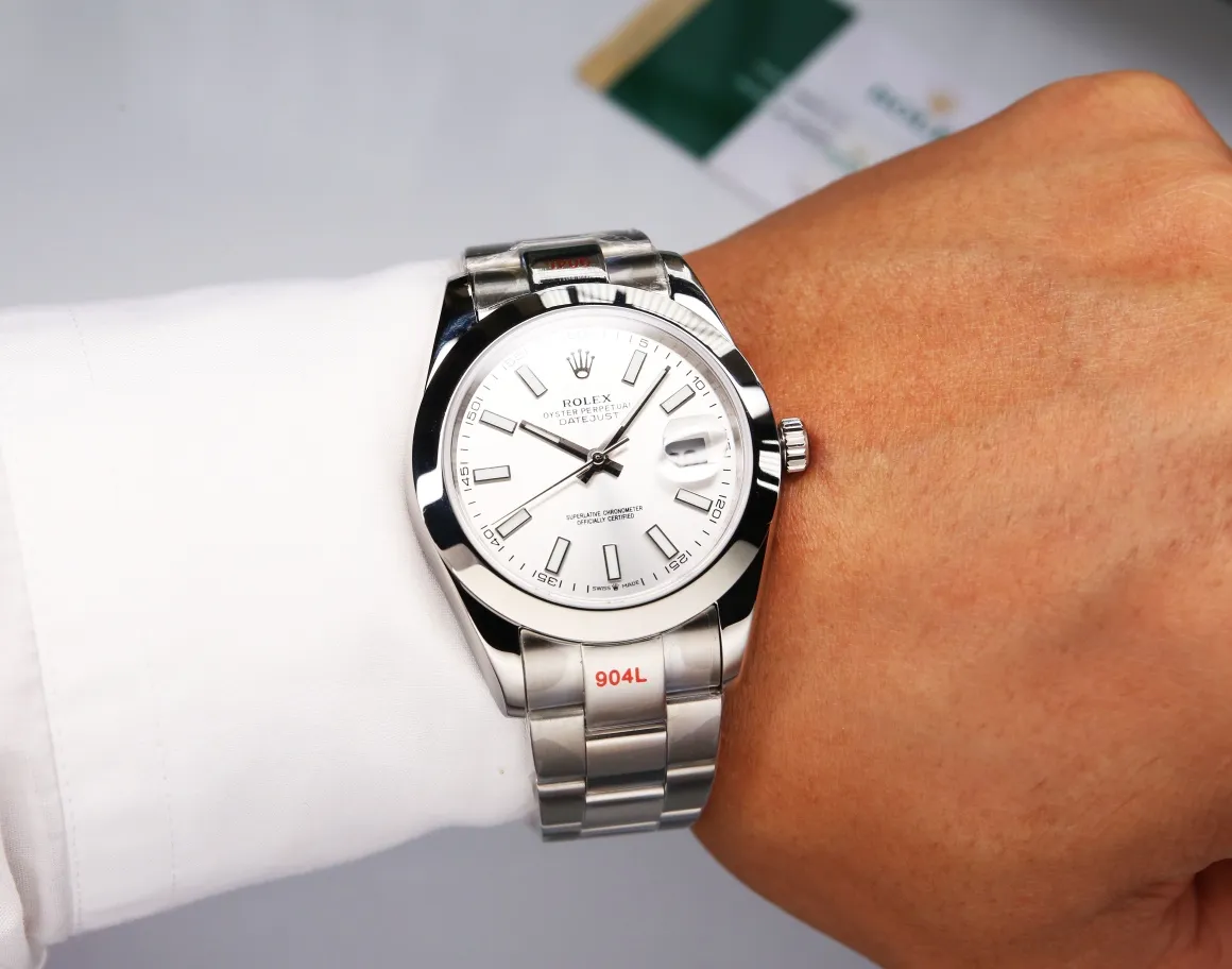 【High-end replica】💰1240! 【Customized all-in-one machine】💰1720! Rolex Oyster Perpetual Datejust 41mm series watches, timeless elegance! [Oyster case, symbol of waterproofing] The diameter of the watch is 41mm, the thickness is consistent with the original, and the data is consistent with the genuine product 1. Classic Oyster case with triangular grooved outer ring 2. The handle adopts a screw-in design to restore the double buckle lock dual waterproof system 3. Mirror material - wear-resistant and scratch-resistant sapphire mirror, anti-reflective convex magnification (2.5 times) calendar window [Strap details] Different watch models are matched with different steel straps 1. Commemorative strap Jubilee Bracelet (five-bead belt) Material: stainless steel, commemorative type, five-row link 2. Oyster bracelet Oyster Bracelet (3-bead belt). Material: Stainless steel, head-shaped, semi-circular three-row link 3. Buckle type Folding buckle, concealed folding crown buckle [Movement] Using the exquisite and stable Japanese 8215/9015 movement, it is steady and simple, reserved, showy but not flattering, long-lasting elegance! (Extreme reproduction requirements create high quality, playing with more than just concepts!) (Focus on original new machines) Focus is an attitude, produced by JH!