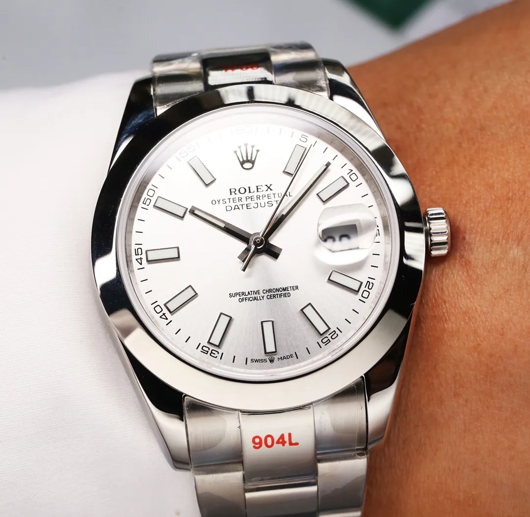 【High-end replica】💰1240! 【Customized all-in-one machine】💰1720! Rolex Oyster Perpetual Datejust 41mm series watches, timeless elegance! [Oyster case, symbol of waterproofing] The diameter of the watch is 41mm, the thickness is consistent with the original, and the data is consistent with the genuine product 1. Classic Oyster case with triangular grooved outer ring 2. The handle adopts a screw-in design to restore the double buckle lock dual waterproof system 3. Mirror material - wear-resistant and scratch-resistant sapphire mirror, anti-reflective convex magnification (2.5 times) calendar window [Strap details] Different watch models are matched with different steel straps 1. Commemorative strap Jubilee Bracelet (five-bead belt) Material: stainless steel, commemorative type, five-row link 2. Oyster bracelet Oyster Bracelet (3-bead belt). Material: Stainless steel, head-shaped, semi-circular three-row link 3. Buckle type Folding buckle, concealed folding crown buckle [Movement] Using the exquisite and stable Japanese 8215/9015 movement, it is steady and simple, reserved, showy but not flattering, long-lasting elegance! (Extreme reproduction requirements create high quality, playing with more than just concepts!) (Focus on original new machines) Focus is an attitude, produced by JH!