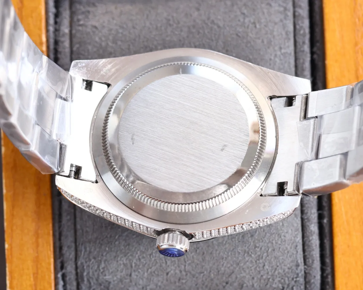 【Top Replica】💰Private chat! High-definition real shots of Rolex women’s watches, full of diamonds for women! ! 36mm diameter! Using fully automatic movement! Rolex luxury 18k nanotechnology! 5 sets of original diamond straps! Carefully crafted with 2,300+ AAA zircons! Be sure that the inlay technology is not the ordinary diamond-laying technology on the market! ! Make the sparkling effect better under the light! Best for gift giving! Brand new with 5 sets of full-diamond steel straps, fully automatic imported mechanical Swiss movement, sapphire scratch-resistant glass mirror, 18k vacuum electroplating that will never fade, the best luxury recommendation for gift giving!