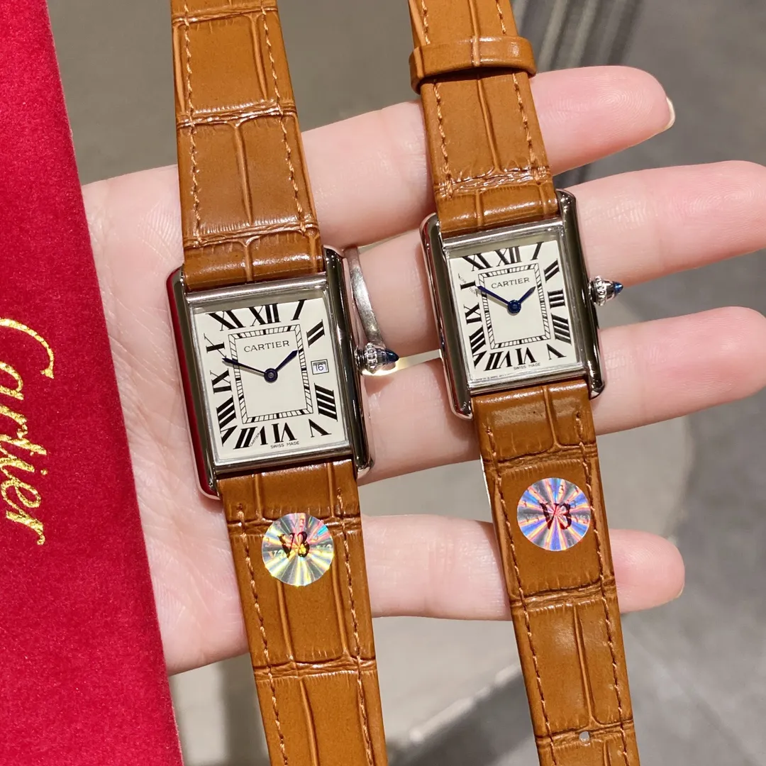 【Foreign Trade Import】💰1120 each! The ingenious Cartier CARTIER-Tank watch family produced by V3 is a masterpiece! Made of all precious metals, the shell lines are more rounded and delicate, Swiss quartz movement, new sizes: medium 33.7 x 25.5 mm, small 29.5x22 mm, this size is just right, thickness 6.35 mm. The easiest way to identify it is the conical sapphire on the crown and the calendar display! The diamond-shaped glass made with special technology is more concave and layered. The dial has Roman numeral time scales, the track on the inner ring is used as a scale to identify the specific time, the hands use blue steel sword needles, and the bead-shaped crown is inlaid with blue synthetic conical gemstones. Only after countless battles can we achieve a perfect score! The strap is made of imported leather, which has been carefully selected. The color and texture are the same as the genuine ones. It is waterproof to 30 meters for daily use. It does not affect secondary sales and can be returned and exchanged with an upgraded gift bag.