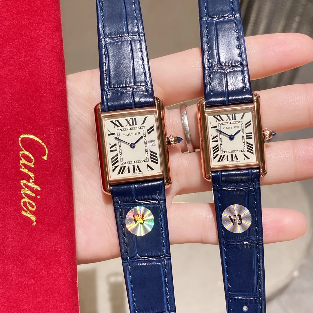 【Foreign Trade Import】💰1120 each! The ingenious Cartier CARTIER-Tank watch family produced by V3 is a masterpiece! Made of all precious metals, the shell lines are more rounded and delicate, Swiss quartz movement, new sizes: medium 33.7 x 25.5 mm, small 29.5x22 mm, this size is just right, thickness 6.35 mm. The easiest way to identify it is the conical sapphire on the crown and the calendar display! The diamond-shaped glass made with special technology is more concave and layered. The dial has Roman numeral time scales, the track on the inner ring is used as a scale to identify the specific time, the hands use blue steel sword needles, and the bead-shaped crown is inlaid with blue synthetic conical gemstones. Only after countless battles can we achieve a perfect score! The strap is made of imported leather, which has been carefully selected. The color and texture are the same as the genuine ones. It is waterproof to 30 meters for daily use. It does not affect secondary sales and can be returned and exchanged with an upgraded gift bag.