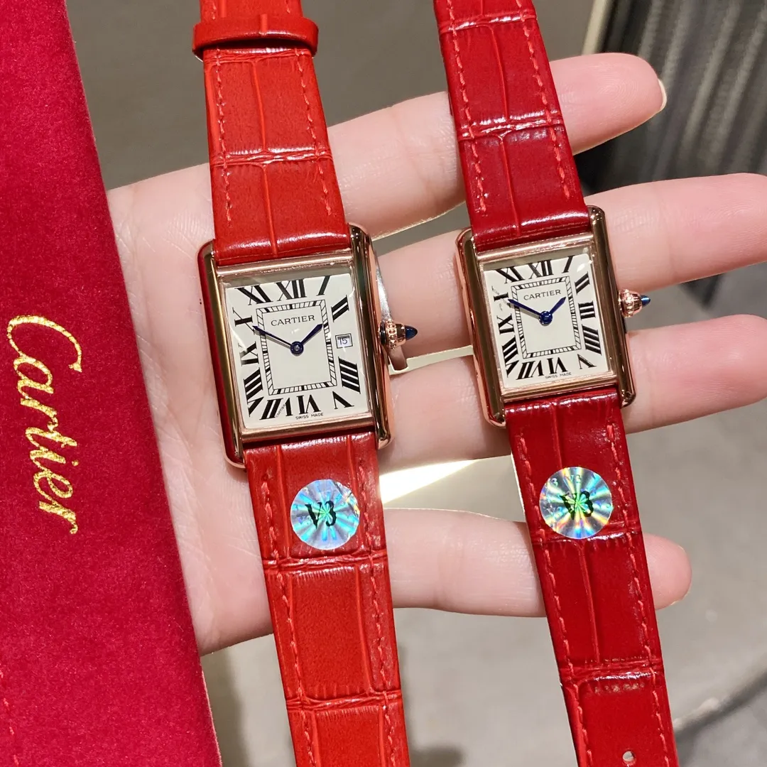 【Foreign Trade Import】💰1120 each! The ingenious Cartier CARTIER-Tank watch family produced by V3 is a masterpiece! Made of all precious metals, the shell lines are more rounded and delicate, Swiss quartz movement, new sizes: medium 33.7 x 25.5 mm, small 29.5x22 mm, this size is just right, thickness 6.35 mm. The easiest way to identify it is the conical sapphire on the crown and the calendar display! The diamond-shaped glass made with special technology is more concave and layered. The dial has Roman numeral time scales, the track on the inner ring is used as a scale to identify the specific time, the hands use blue steel sword needles, and the bead-shaped crown is inlaid with blue synthetic conical gemstones. Only after countless battles can we achieve a perfect score! The strap is made of imported leather, which has been carefully selected. The color and texture are the same as the genuine ones. It is waterproof to 30 meters for daily use. It does not affect secondary sales and can be returned and exchanged with an upgraded gift bag.