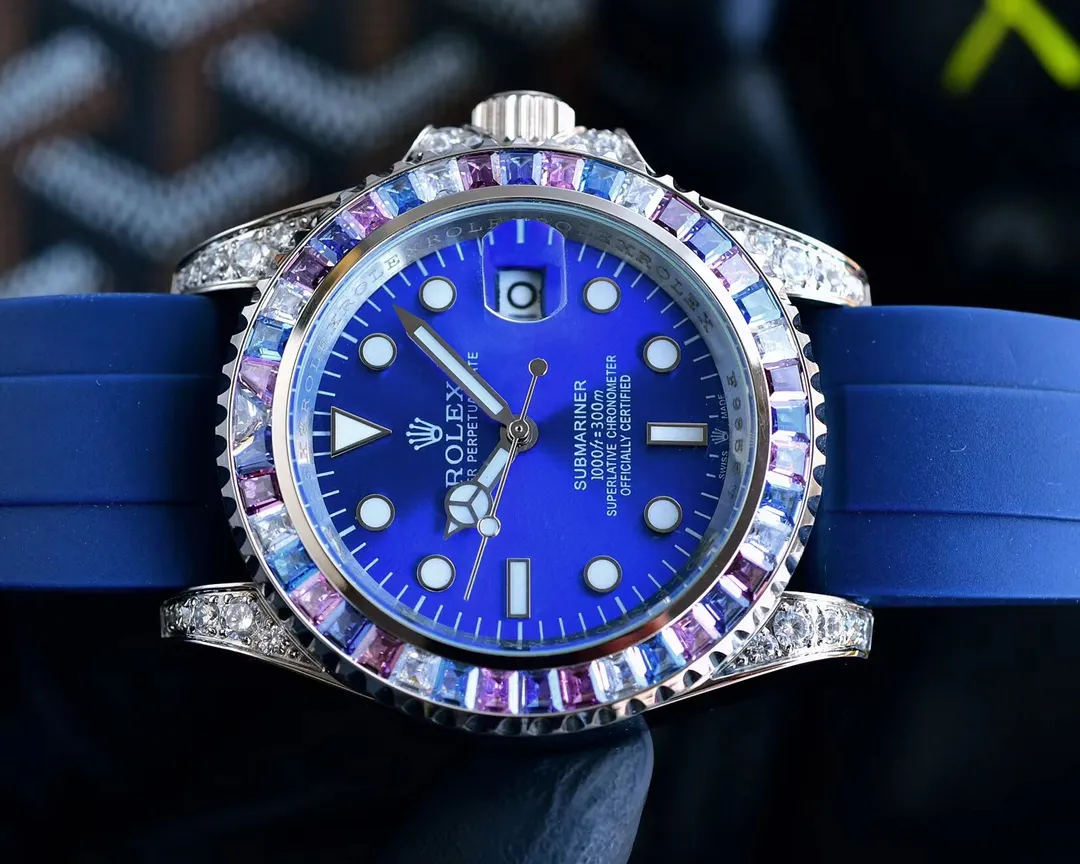 【Customized all-in-one machine】💰1920! Rolex's top toy addict, if you don't like fake street watches, he will definitely be your best friend. Rolex's most classic Submariner Submariner was used as the prototype. After a second modification of the ring, it was then inlaid with top-quality natural stones. It is very shiny and extremely difficult. It is currently the most sparkling craftsmanship of the same material. The movement adopts a fully automatic mechanical movement, with super luminous characters. The tape is specially customized with a mold to make elbows, which completely fits the case. The 2cm flexible adjustment buckle inside the buckle makes it easy to adjust the size. Profession creates the future, once and for all. Size 40mm!