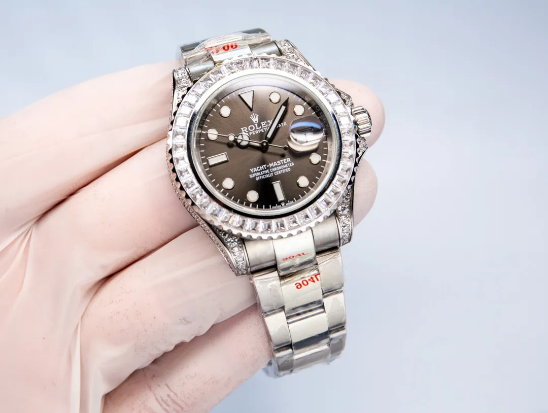 【Top Replica】💰5200! Rolex's global limited gemstone model - the Yacht-Master, pushes the limits aesthetically. On this watch, you can combine your love of jewelry and Swiss watches into one. The bezel, case and buckle are all studded with Swarovski diamonds! A walking work of art, a symbol of identity and status, the aura is clear at a glance! Really stunning! Can't put it down❤️ [Movement] It uses the 3235 fully automatic all-in-one machine with the soul blue hairspring that symbolizes Rolex, and its performance is extremely stable. [Case] ​​The size of the watch is 40mm, and every detail is perfectly reproduced one to one. [Watch strap] Forged from 904L fine steel, the strap has a classic oyster shape, with brushing on both sides and high polishing in the middle. The buckle has the same double safety buckle as the original one, and the buckle engraving is clearly visible. [Mirror] Sapphire mirror. Super luminous text, the color of the text is more delicate, creating a visual effect consistent with the original product! 🍻It is shocking and noble when you use it. You deserve it!