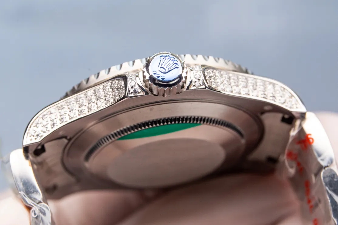【Top Replica】💰5200! Rolex's global limited gemstone model - the Yacht-Master, pushes the limits aesthetically. On this watch, you can combine your love of jewelry and Swiss watches into one. The bezel, case and buckle are all studded with Swarovski diamonds! A walking work of art, a symbol of identity and status, the aura is clear at a glance! Really stunning! Can't put it down❤️ [Movement] It uses the 3235 fully automatic all-in-one machine with the soul blue hairspring that symbolizes Rolex, and its performance is extremely stable. [Case] ​​The size of the watch is 40mm, and every detail is perfectly reproduced one to one. [Watch strap] Forged from 904L fine steel, the strap has a classic oyster shape, with brushing on both sides and high polishing in the middle. The buckle has the same double safety buckle as the original one, and the buckle engraving is clearly visible. [Mirror] Sapphire mirror. Super luminous text, the color of the text is more delicate, creating a visual effect consistent with the original product! 🍻It is shocking and noble when you use it. You deserve it!